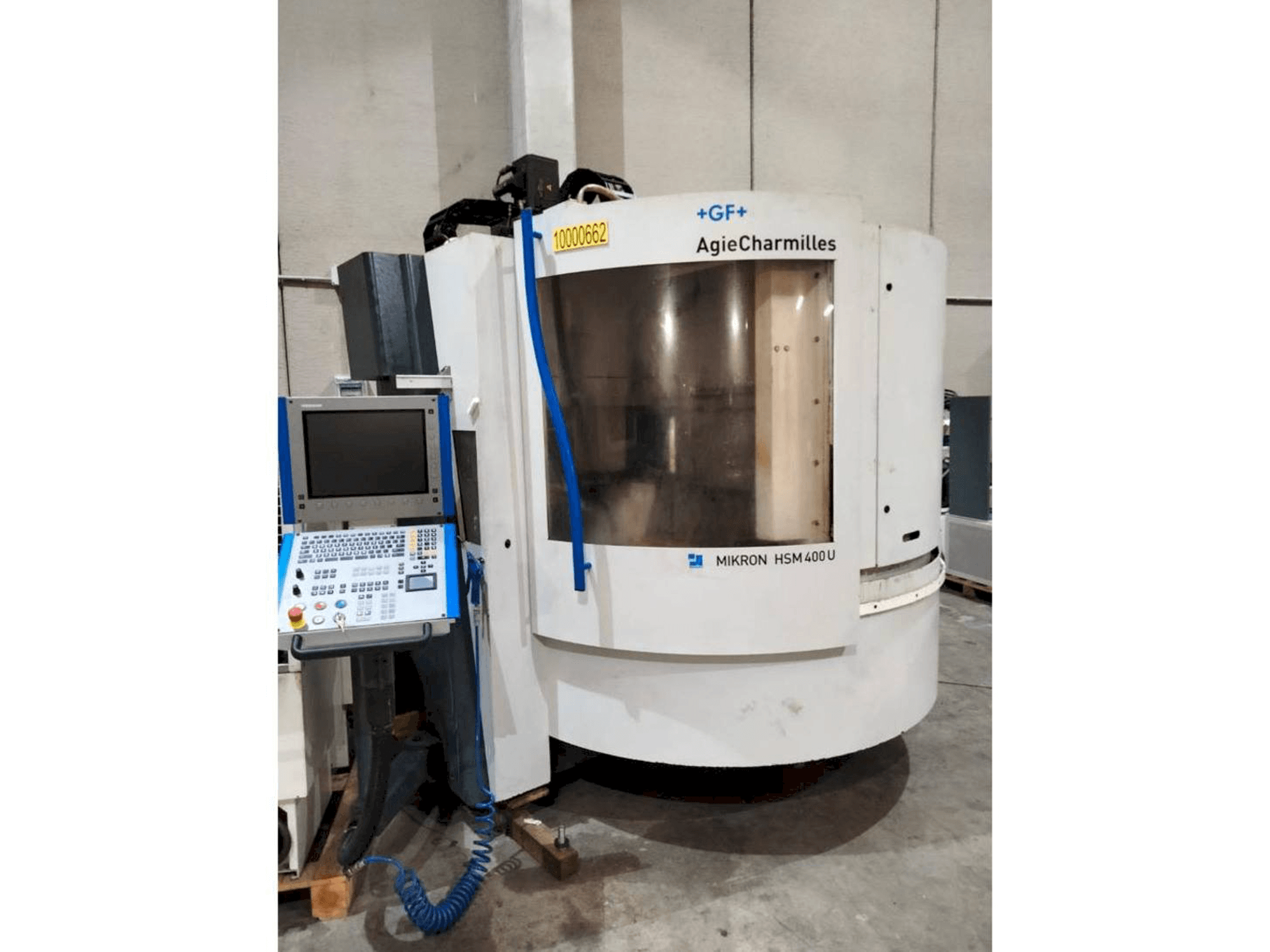 Vista frontal de la máquina MIKRON HSM 400 U