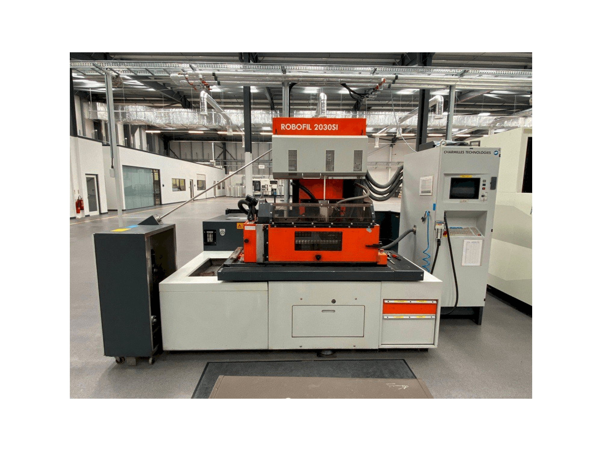 Vista frontal de la máquina CHARMILLES ROBOFIL 2030SI
