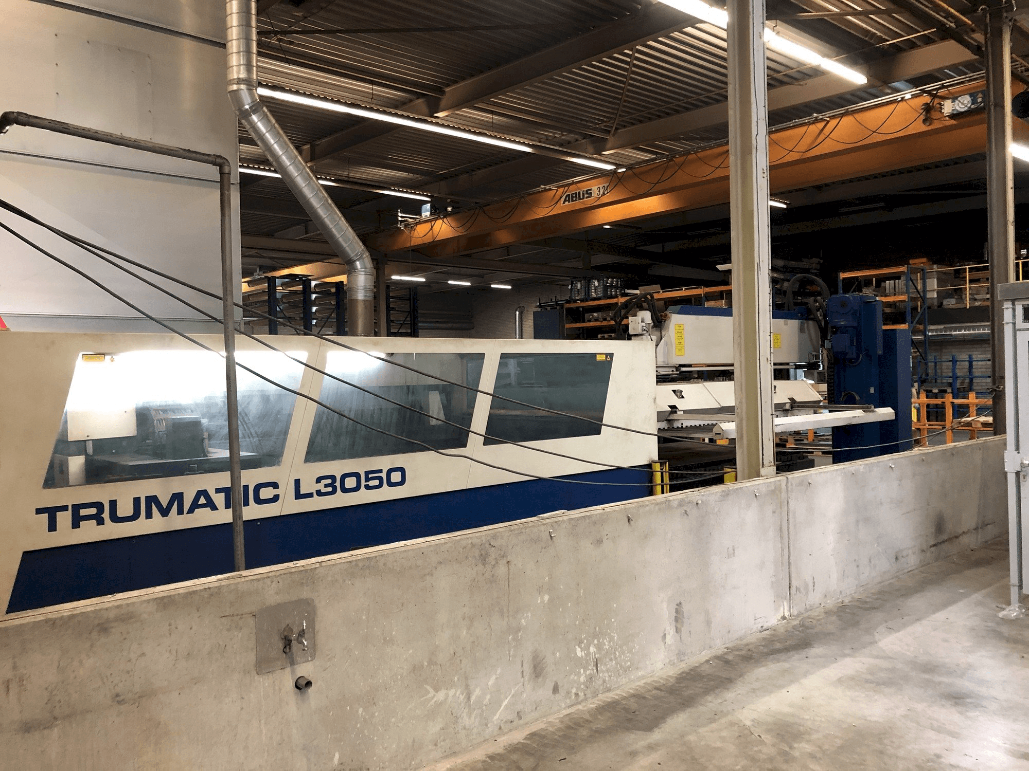 Vista frontal de la máquina Trumpf Trumatic 3050