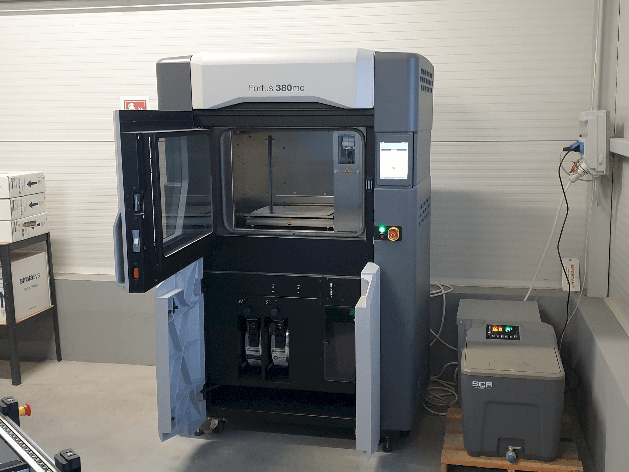 Vista frontal de la máquina Stratasys Fortus 380mc