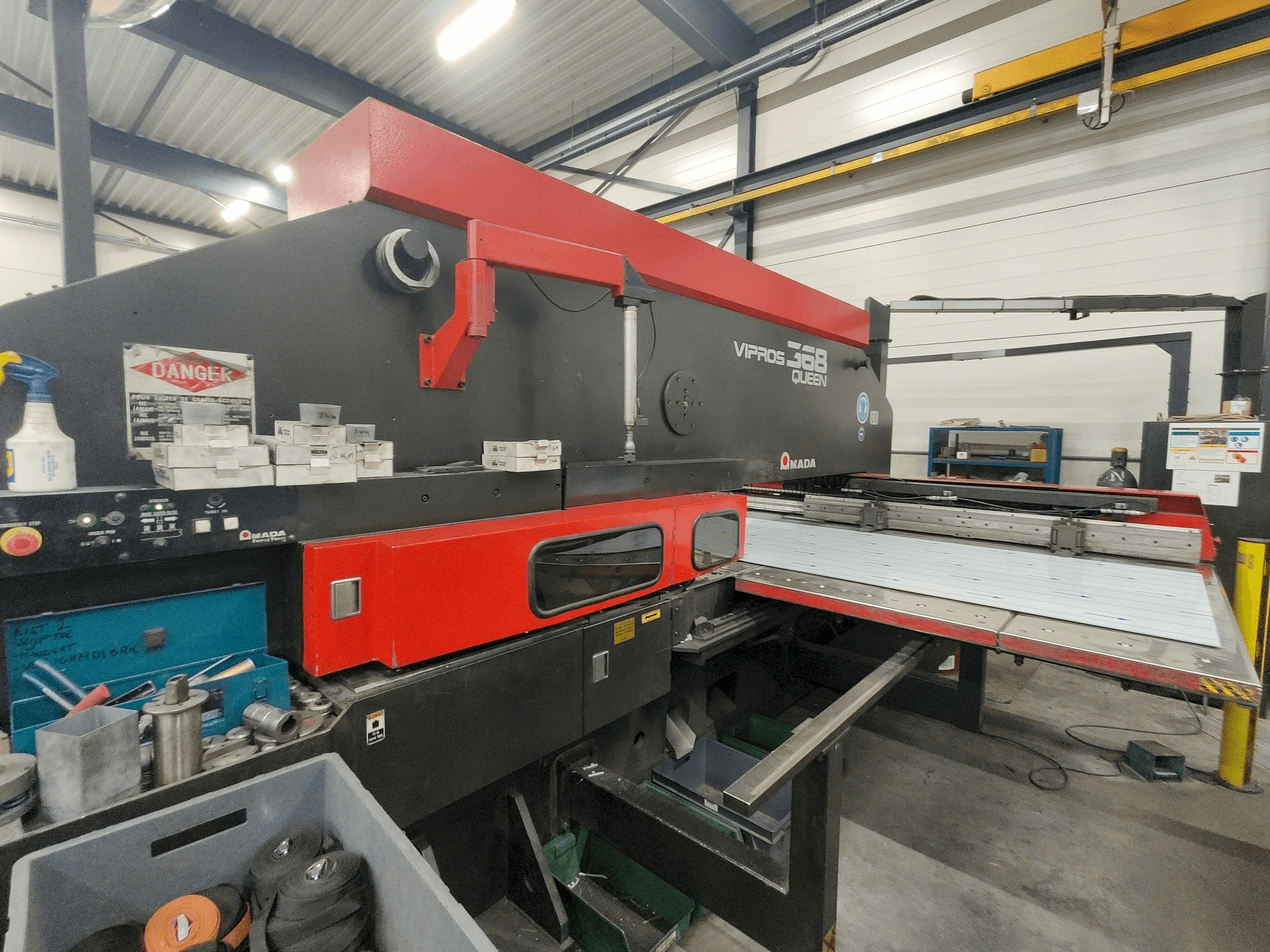 Vista frontal de la máquina AMADA Vipros 357 Queen