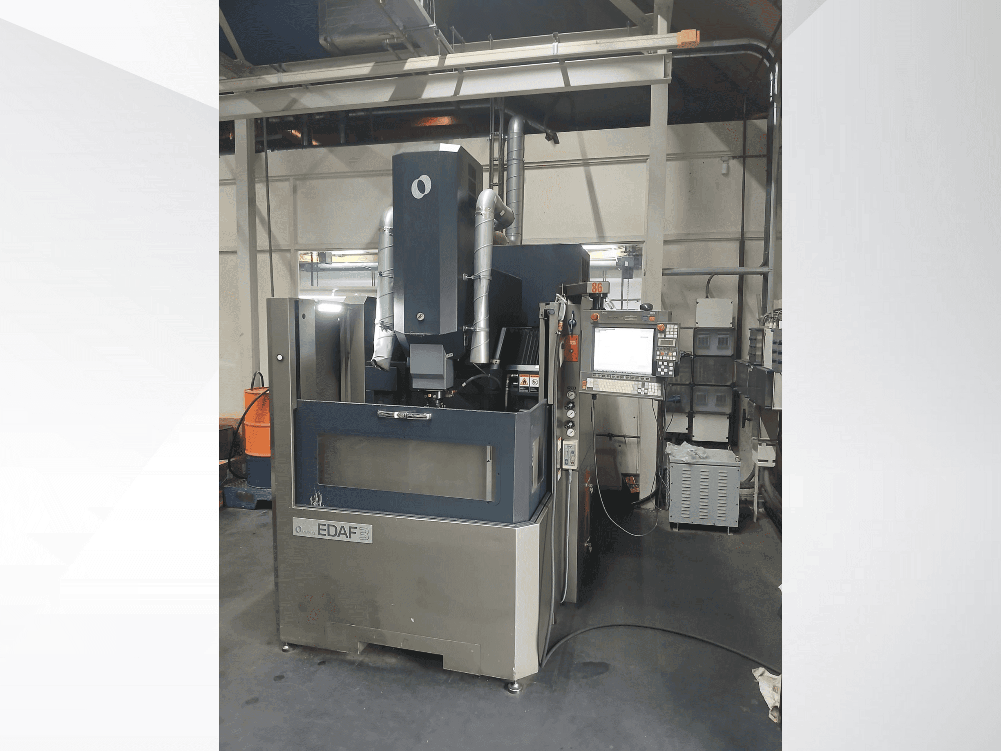Vista frontal de la máquina Makino EDAF3