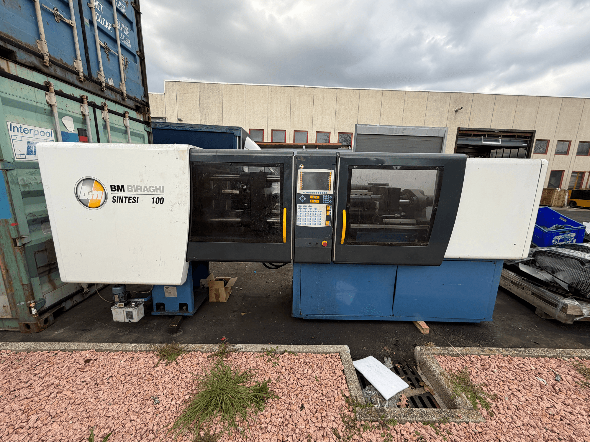 Negri Bossi BM BIRAGHI SINTESI 100 máquina de moldeo por inyección hidráulica, vista frontal, muestra el panel de control y las características de diseño operativo.