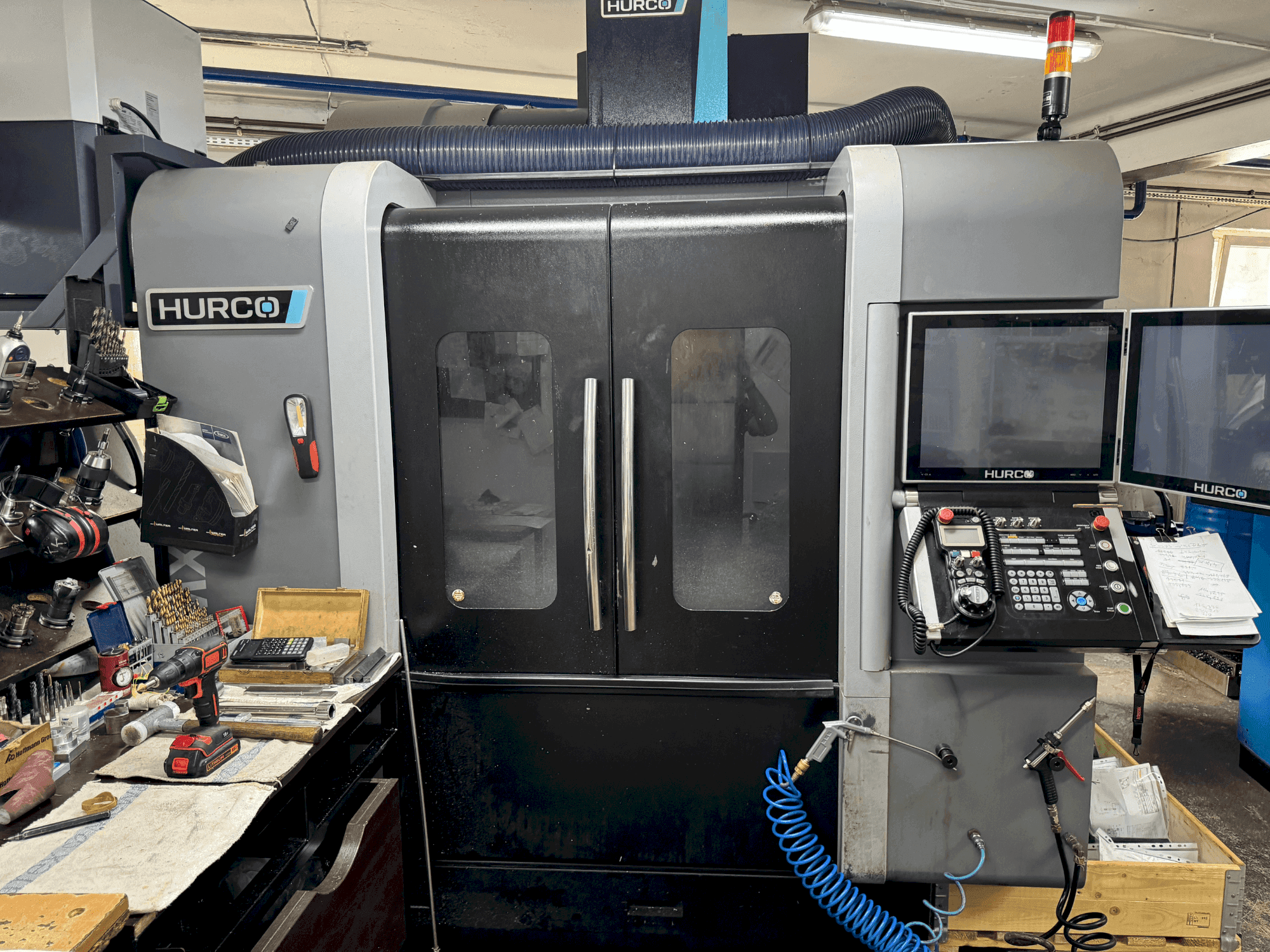 Vista frontal de la máquina Hurco VMX 30i