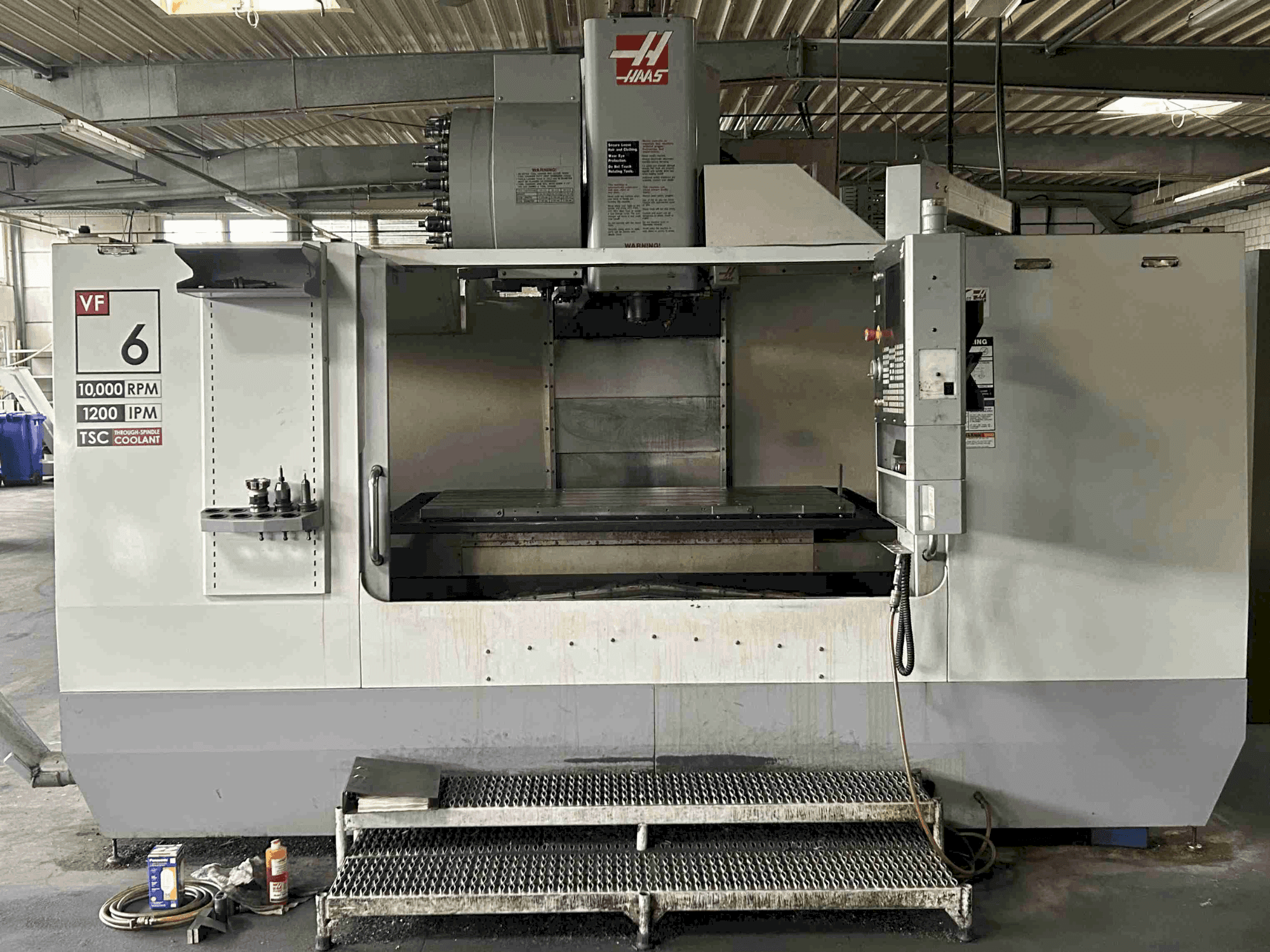 Vista frontal de la máquina HAAS VF 6 BHE