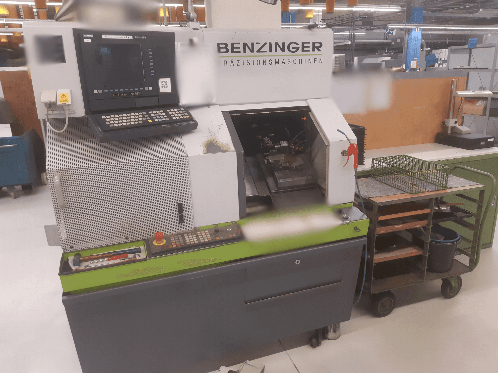 Vista frontal de la máquina Benzinger TNC-L