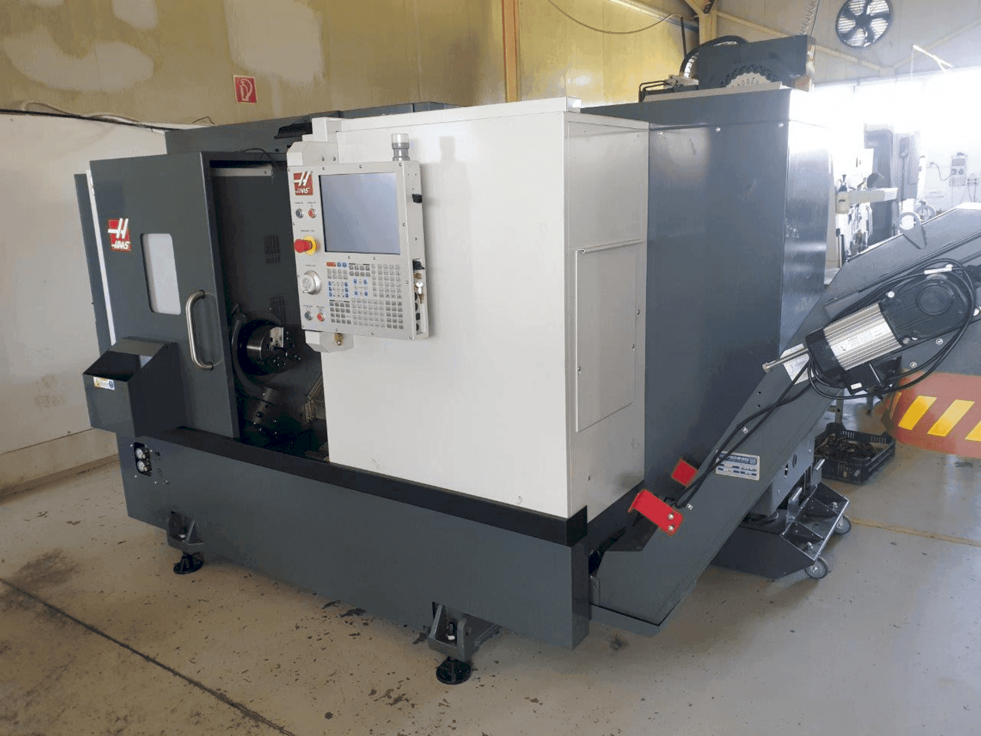 Vista frontal de la máquina HAAS ST-20