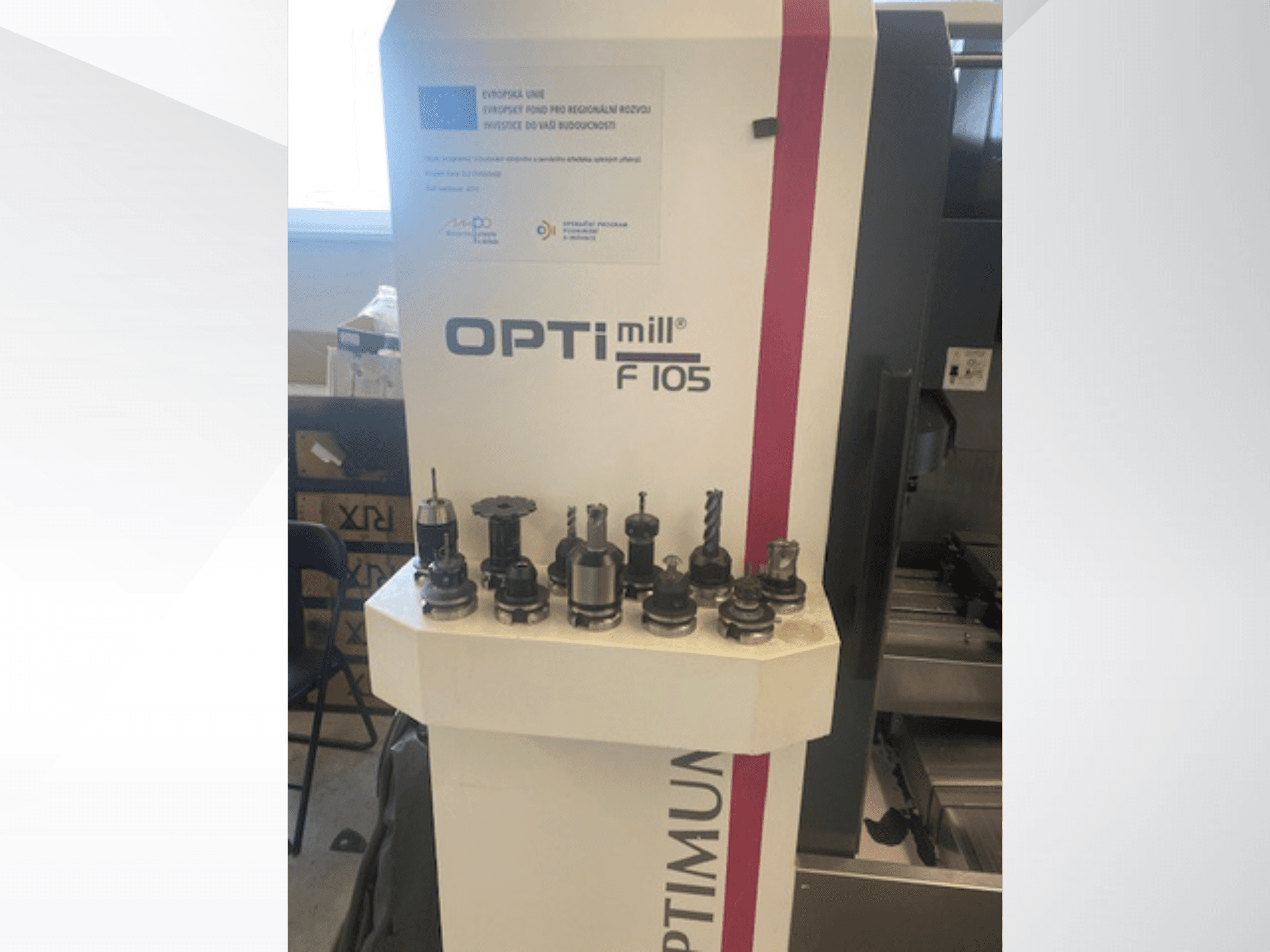 Vista frontal del centro de mecanizado vertical Optimum Optimill F105, con diversas herramientas acopladas que se muestran en el lateral.