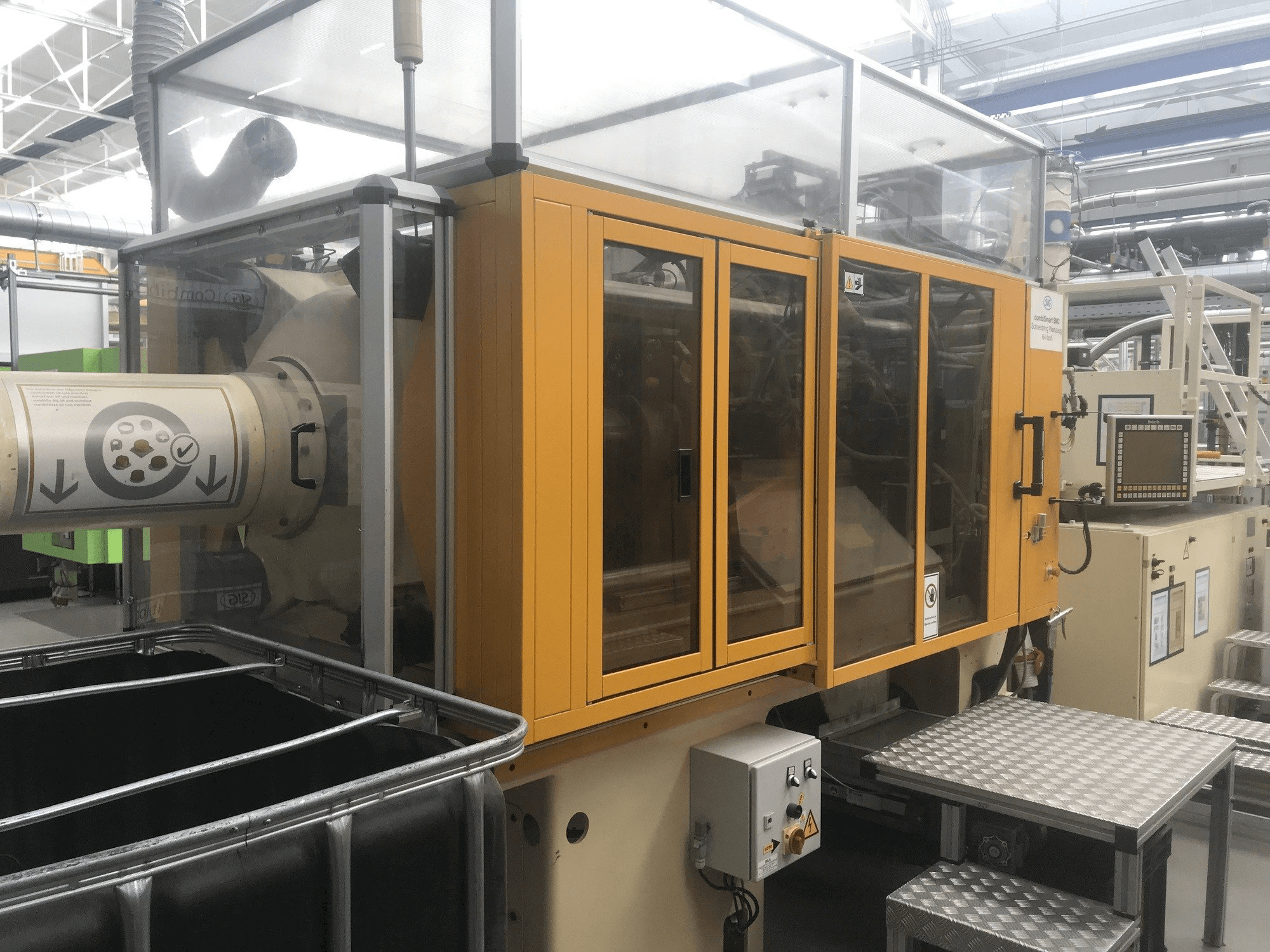 Vista frontal de la máquina Husky H225 RS 45/38