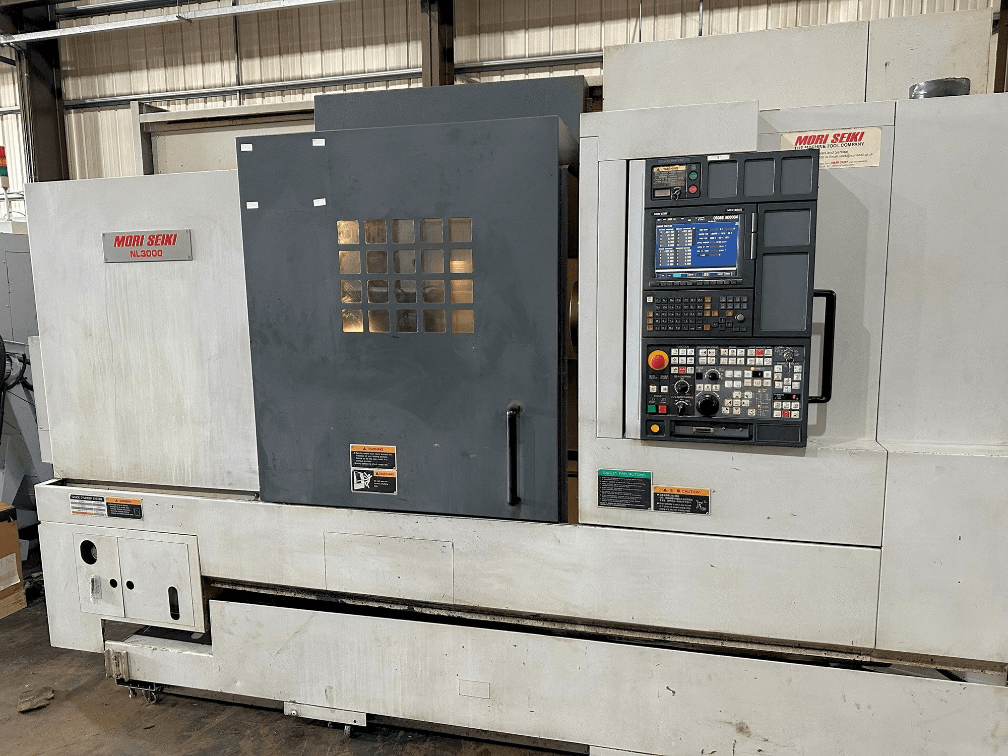 Vista frontal de la máquina MORI SEIKI NL3000Y/700