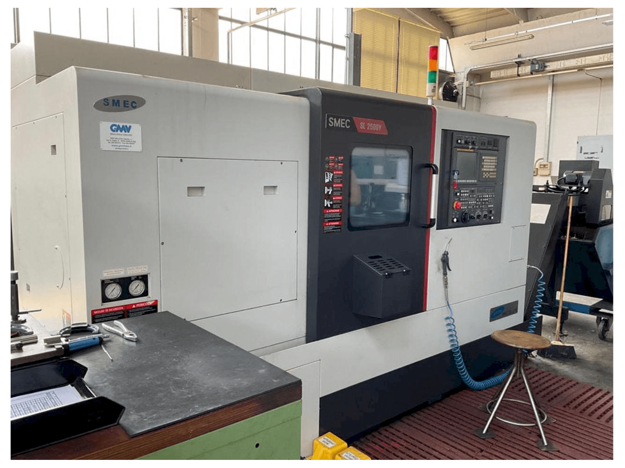 Vista frontal de la máquina SMEC SL-2500Y