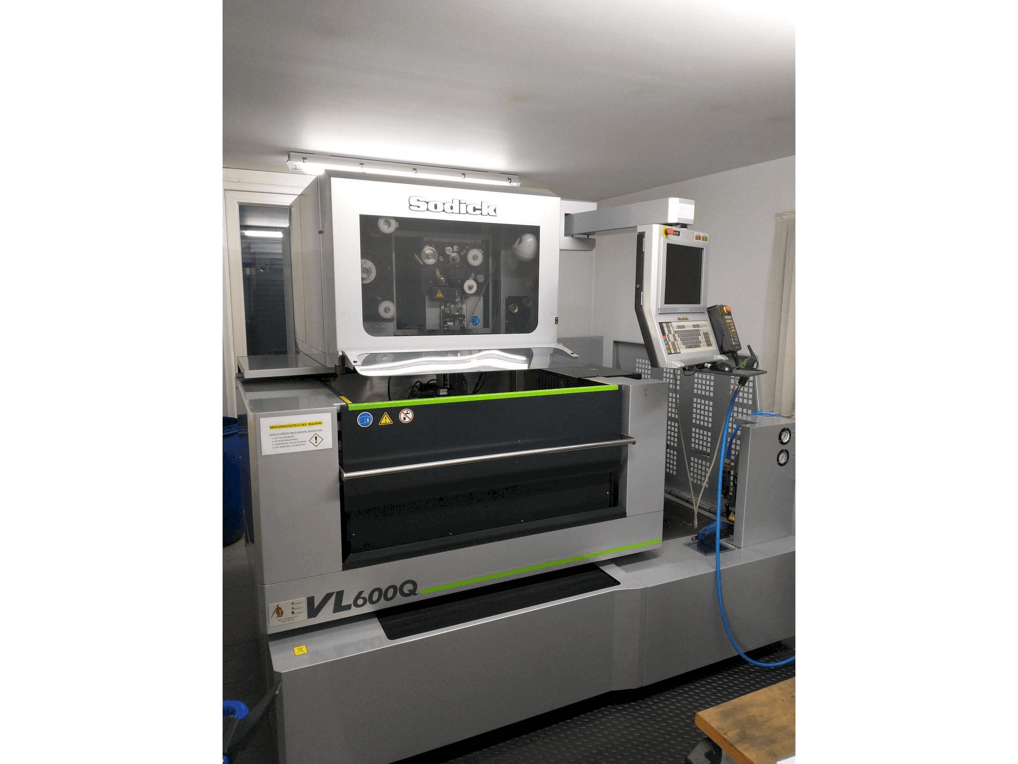 Vista frontal de la máquina Sodick VL600Q