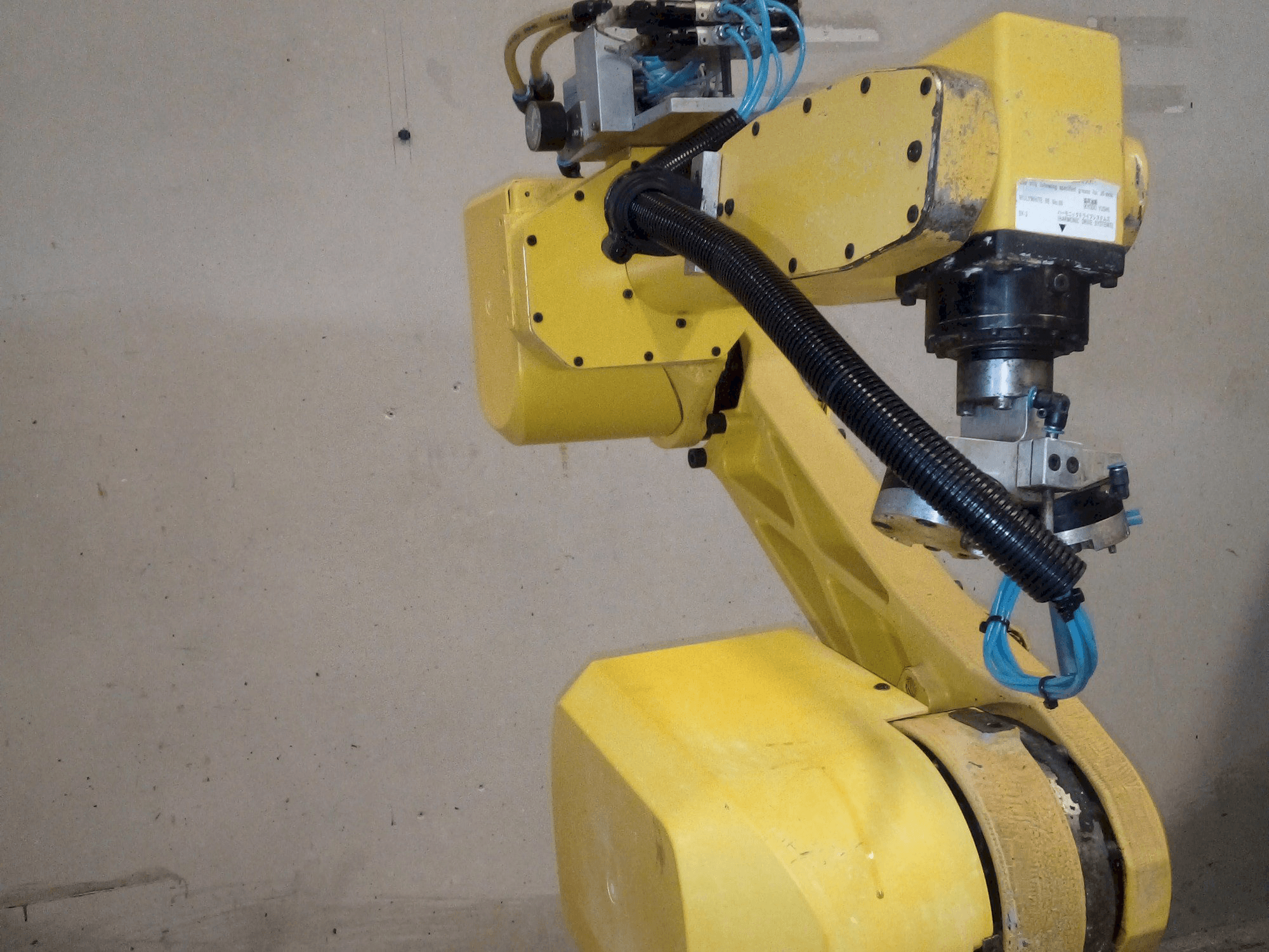 Vista frontal de la máquina FANUC M-6iB