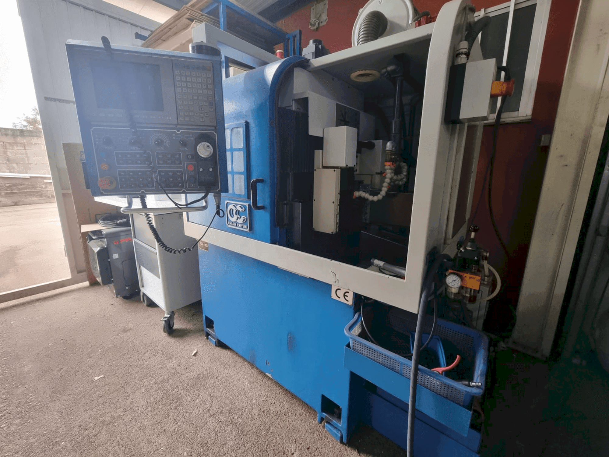 Vista frontal de la máquina Chiah-Chyun CY-32M