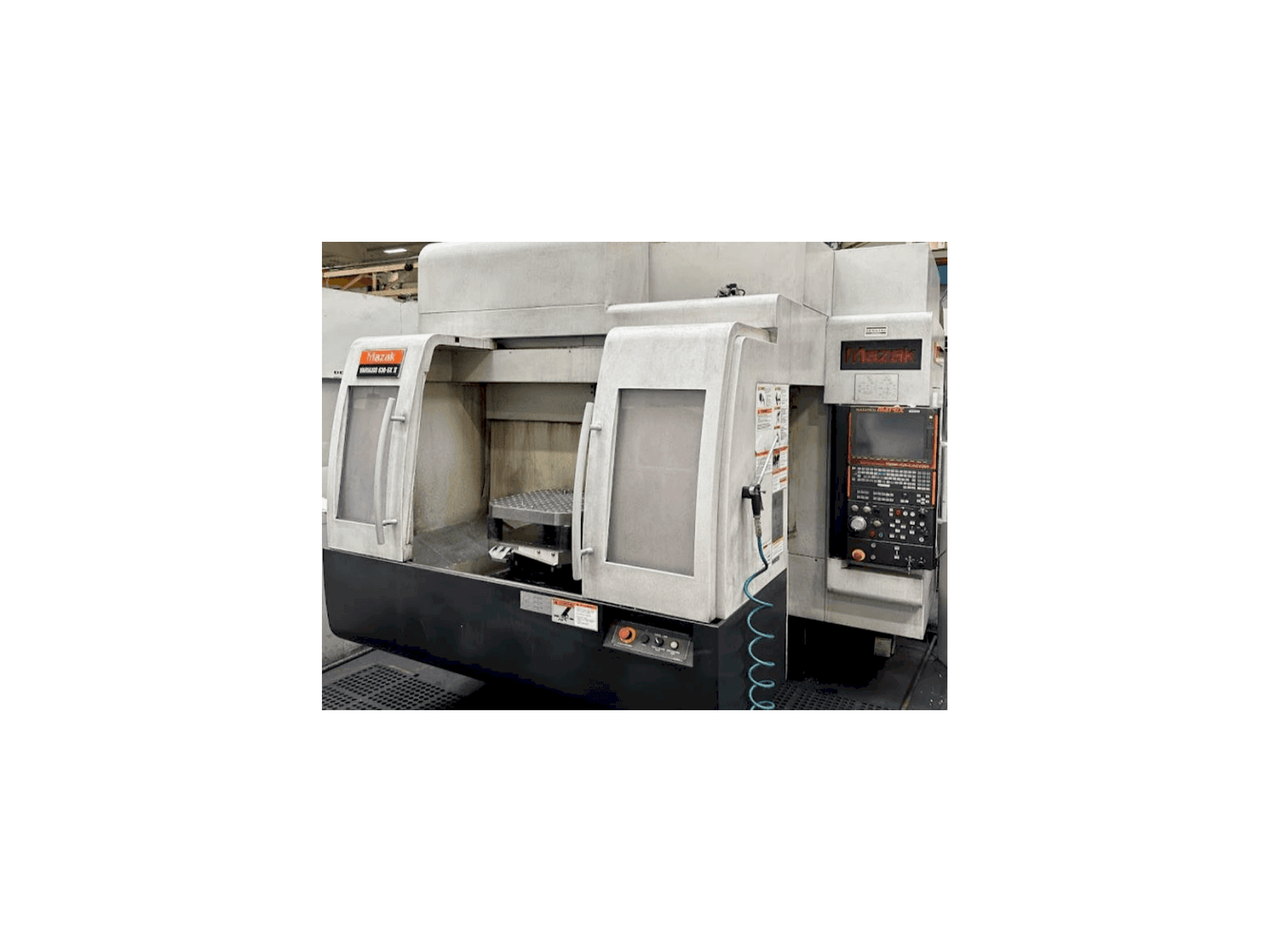 Vista frontal de la máquina Mazak Variaxis 630-5X II