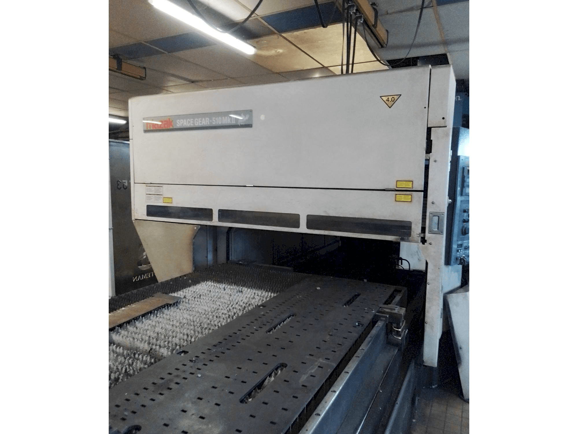 Vista frontal de la máquina Mazak SPACE GEAR-510MKII