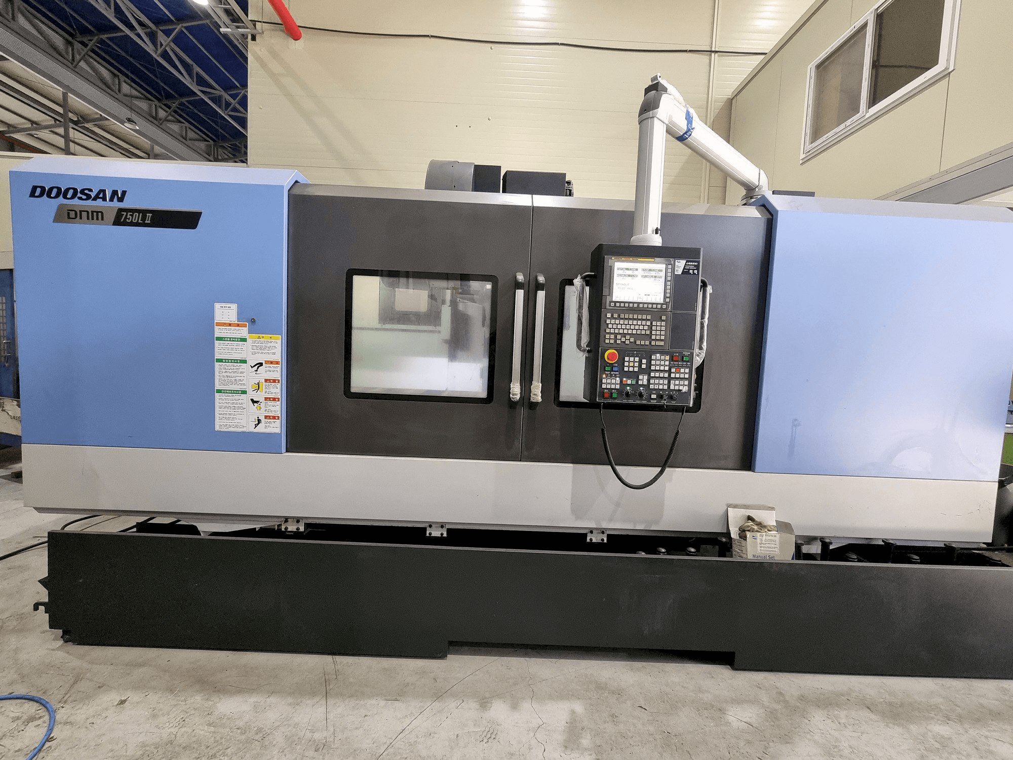 Vista frontal de la máquina Doosan DNM 750L II