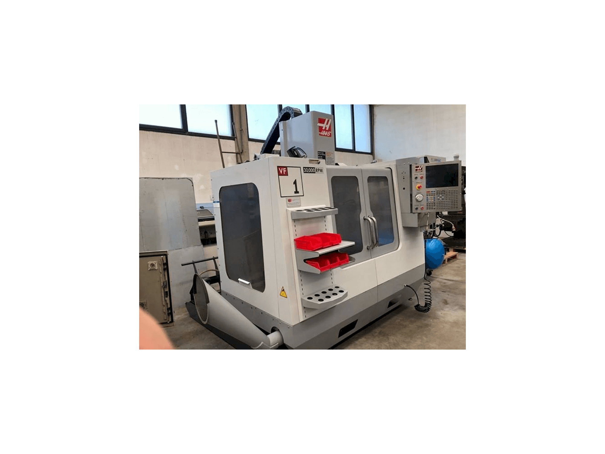 Vista frontal de la máquina HAAS VF1 SS