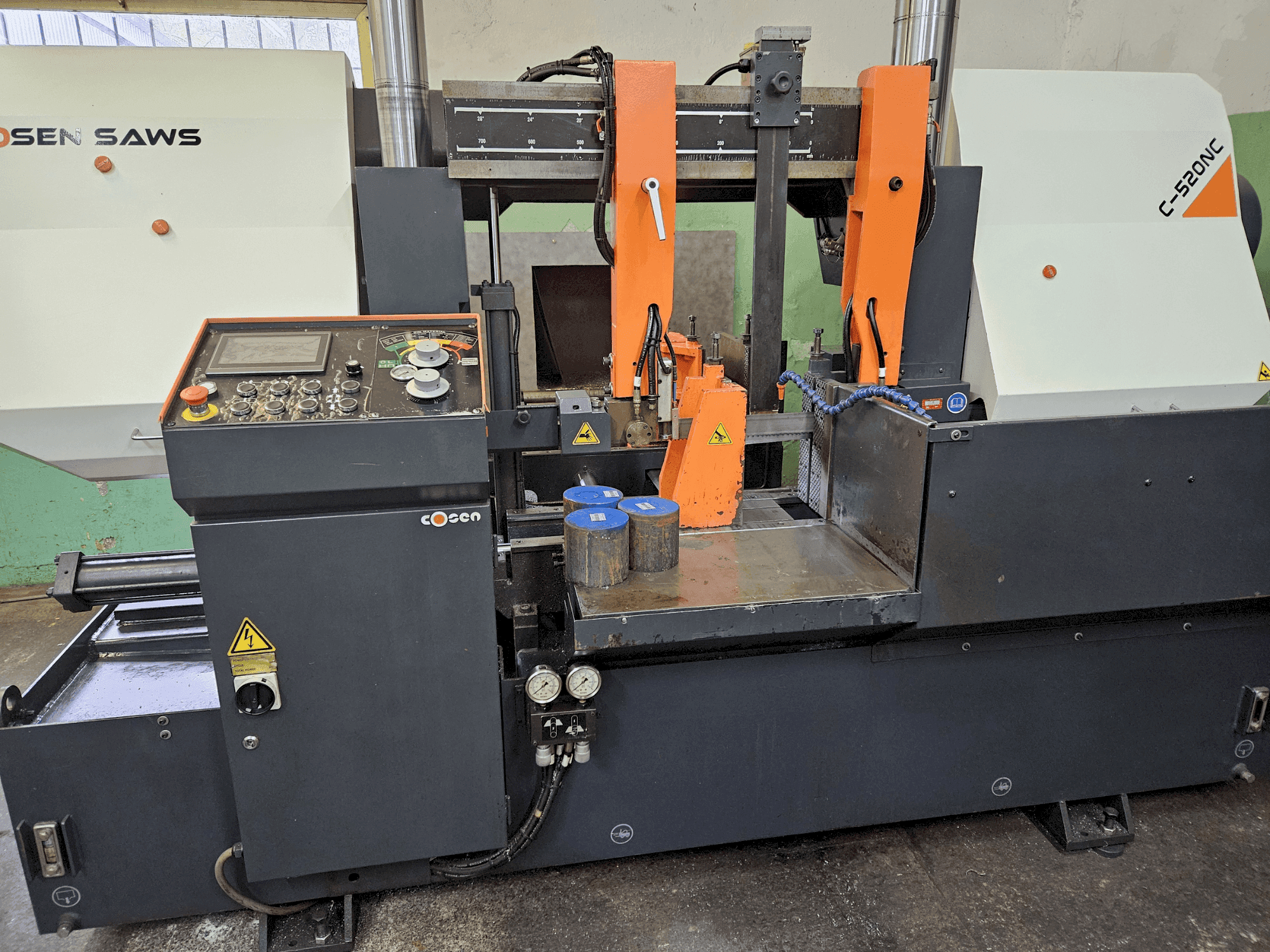 Vista frontal de la máquina Cosen C-520CNC