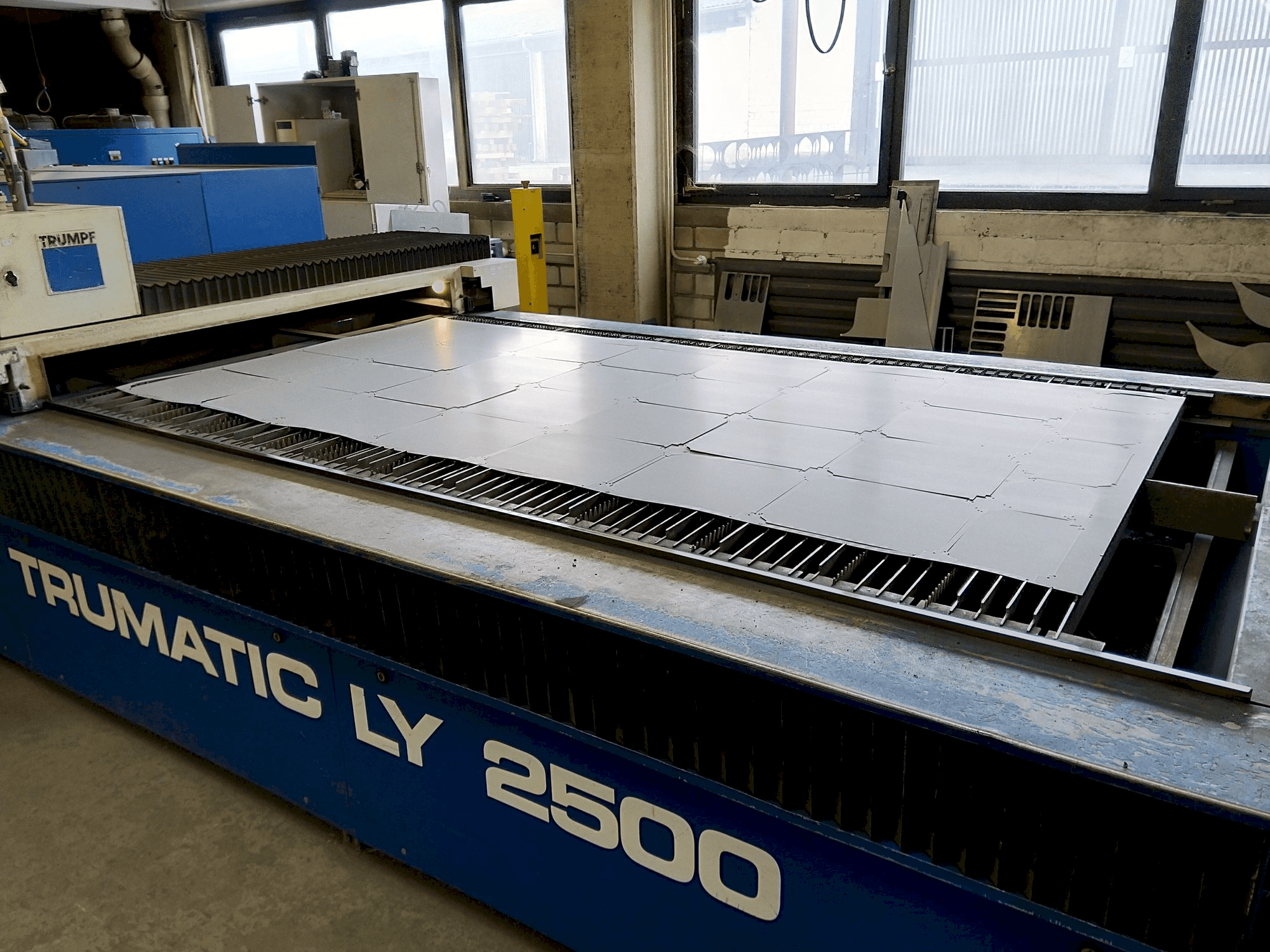 Vista frontal de la máquina Trumpf Trumatic LY2500