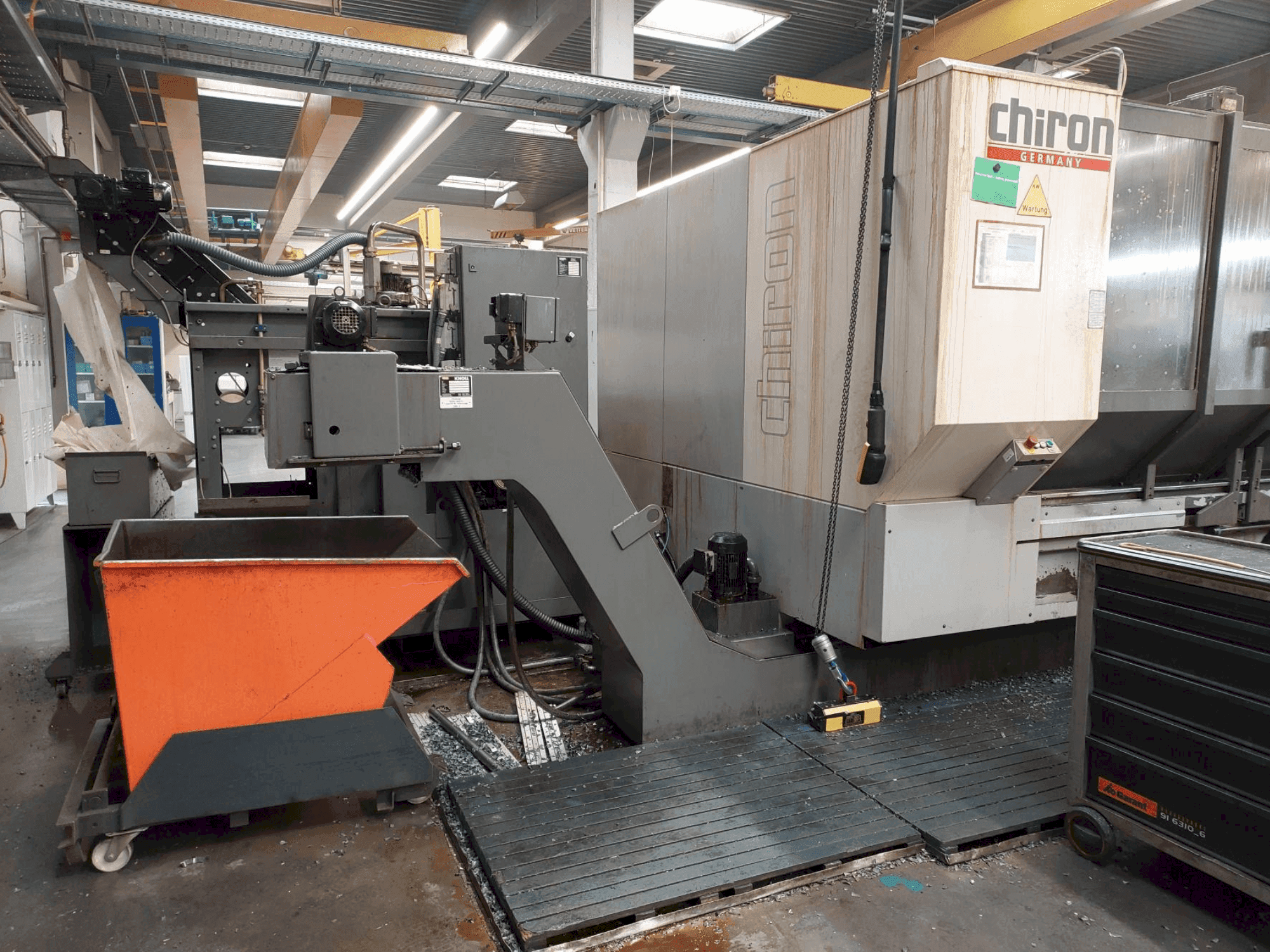 Vista frontal de la máquina CHIRON FZ 18 L