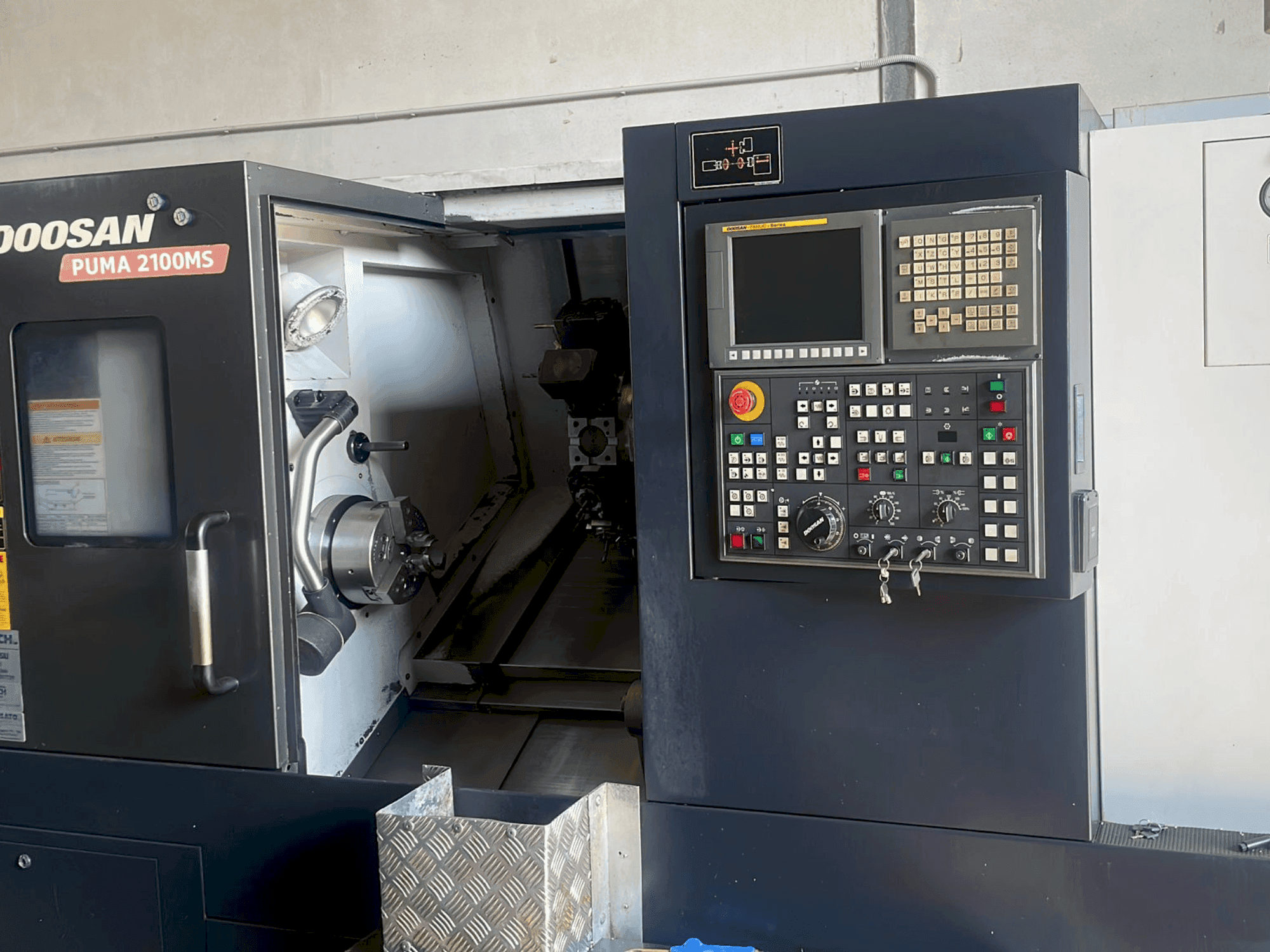 Vista frontal de la máquina DOOSAN PUMA 2100MS
