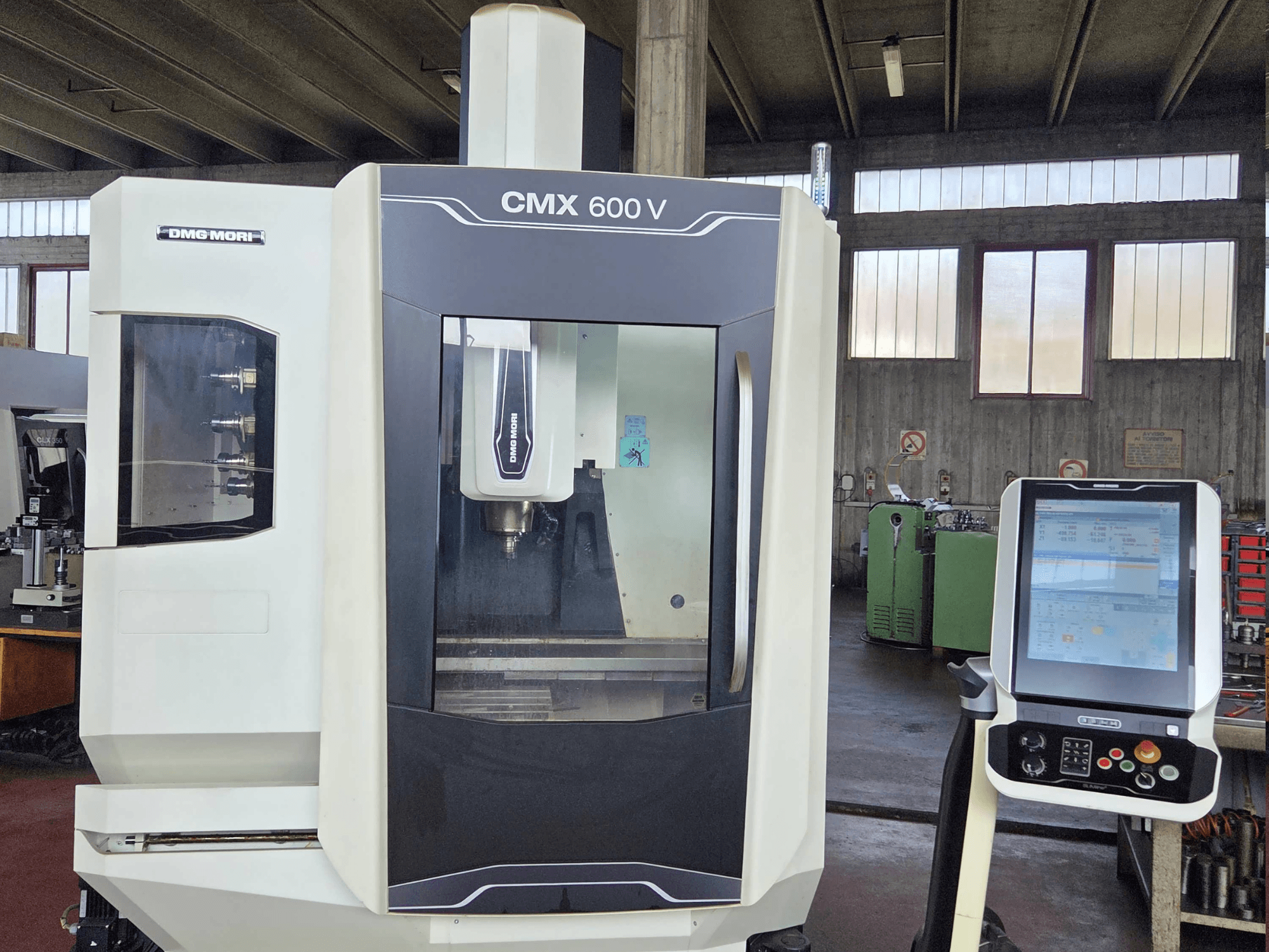 Centro de mecanizado vertical DMG MORI CMX 600V en vista frontal, en la que se aprecian el panel de control y un detalle de la zona del husillo.