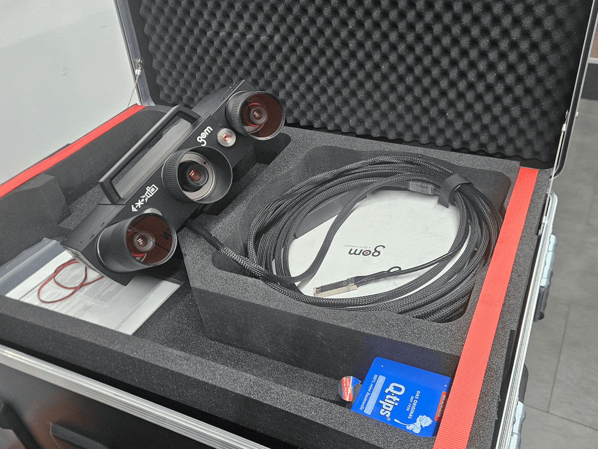 Máquina de medición óptica ZEISS GOM ATOS 5 con lentes y cable, vista desde arriba en estuche de espuma.
