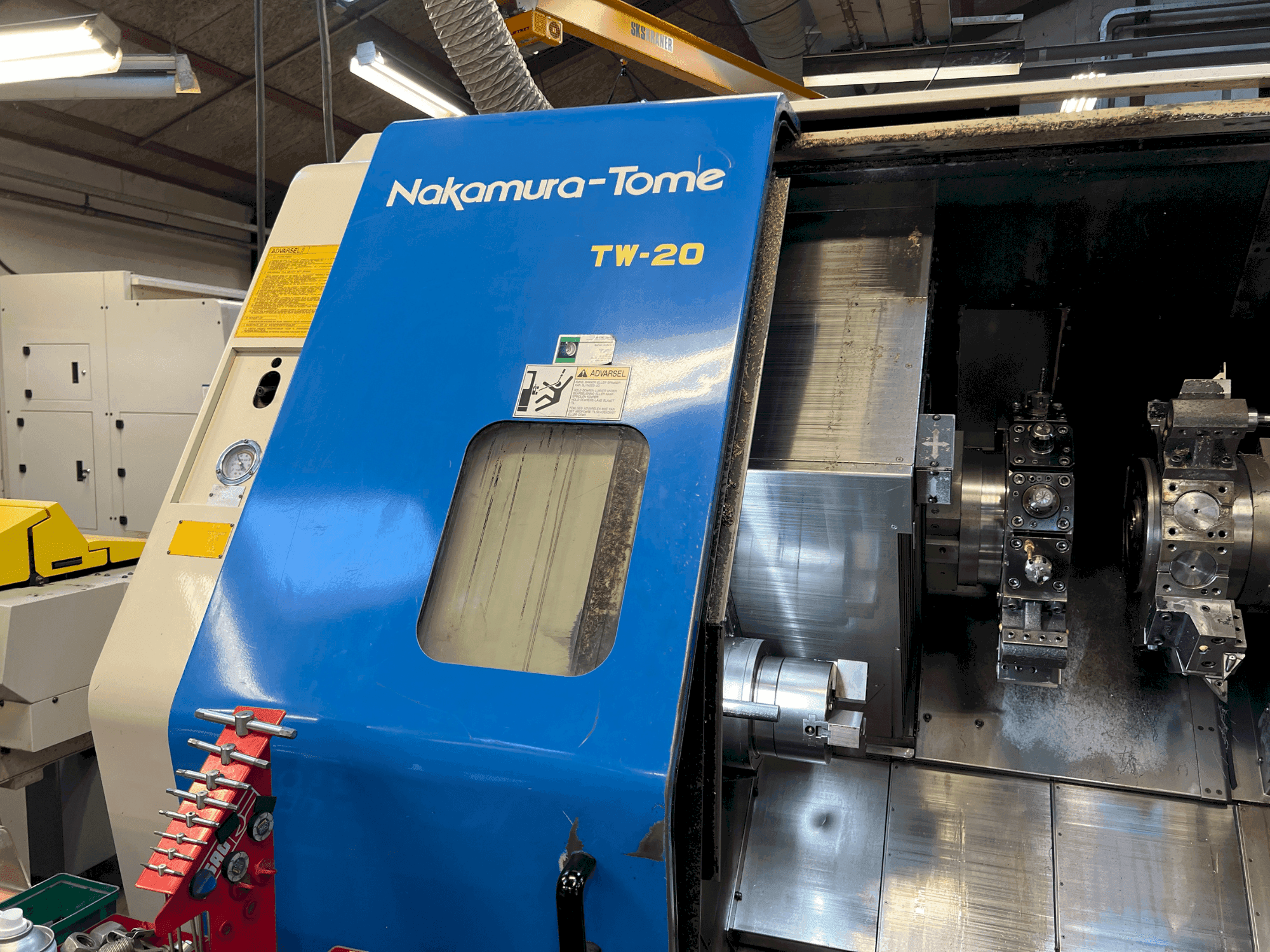 Vista frontal de la máquina NAKAMURA TW-20