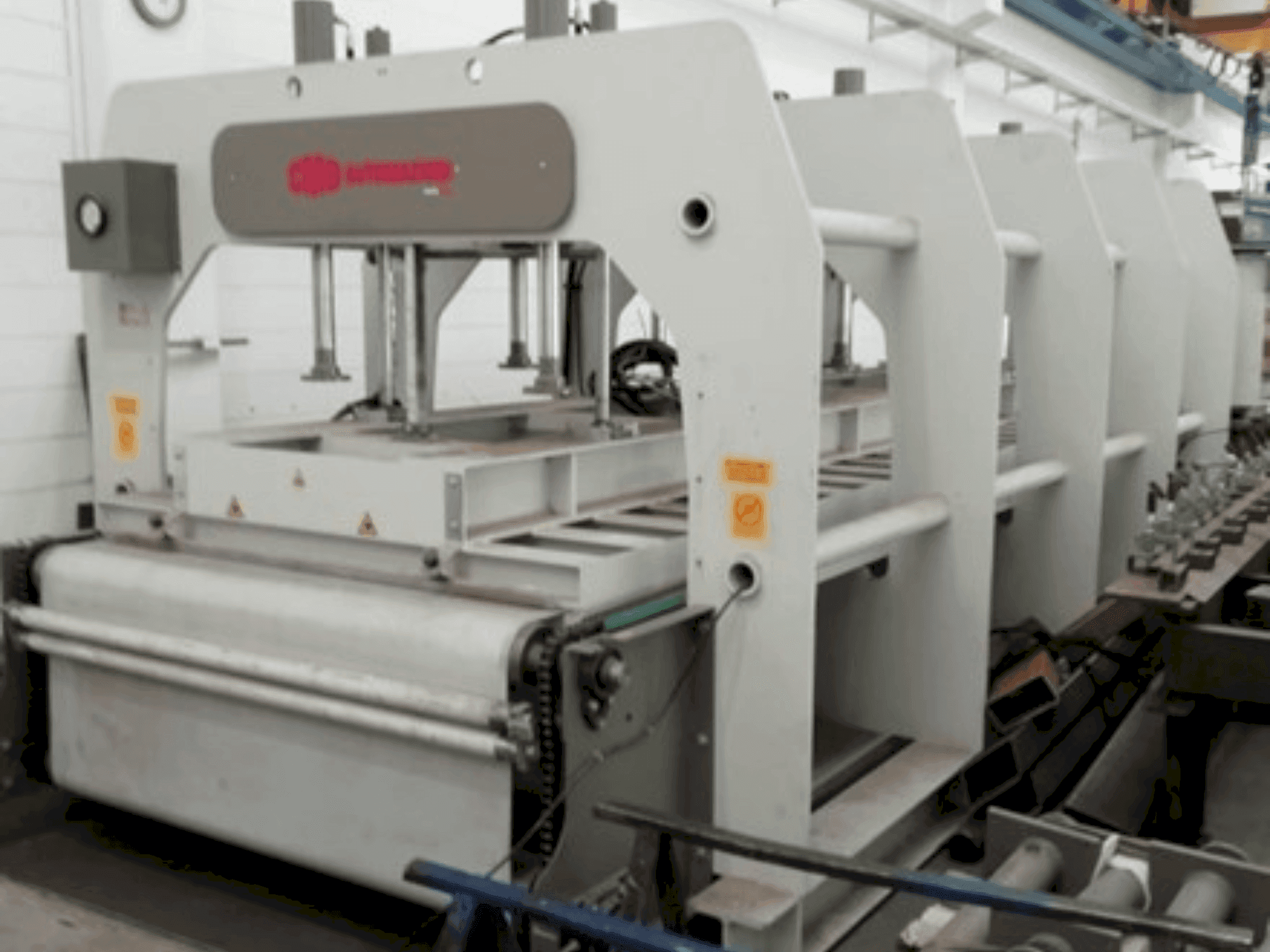 Vista frontal de la máquina CMB PFR-CCL