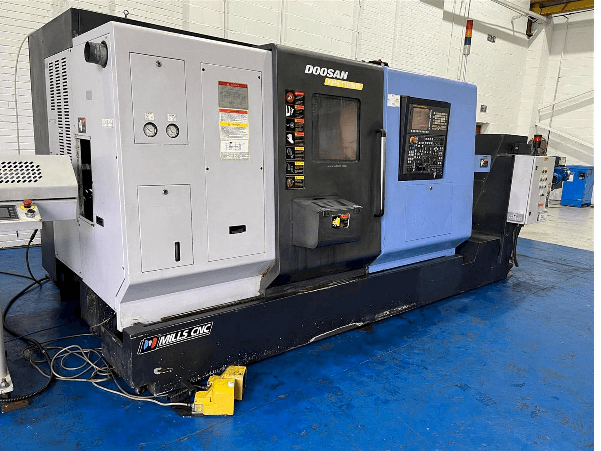 Vista frontal de la máquina Doosan TT1800SY