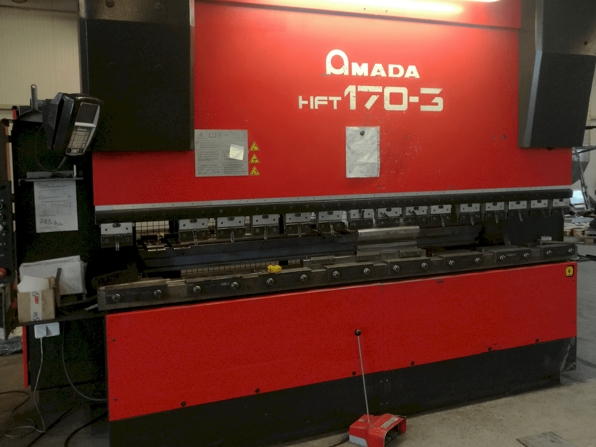 Vista frontal de la máquina AMADA HFT 170-3
