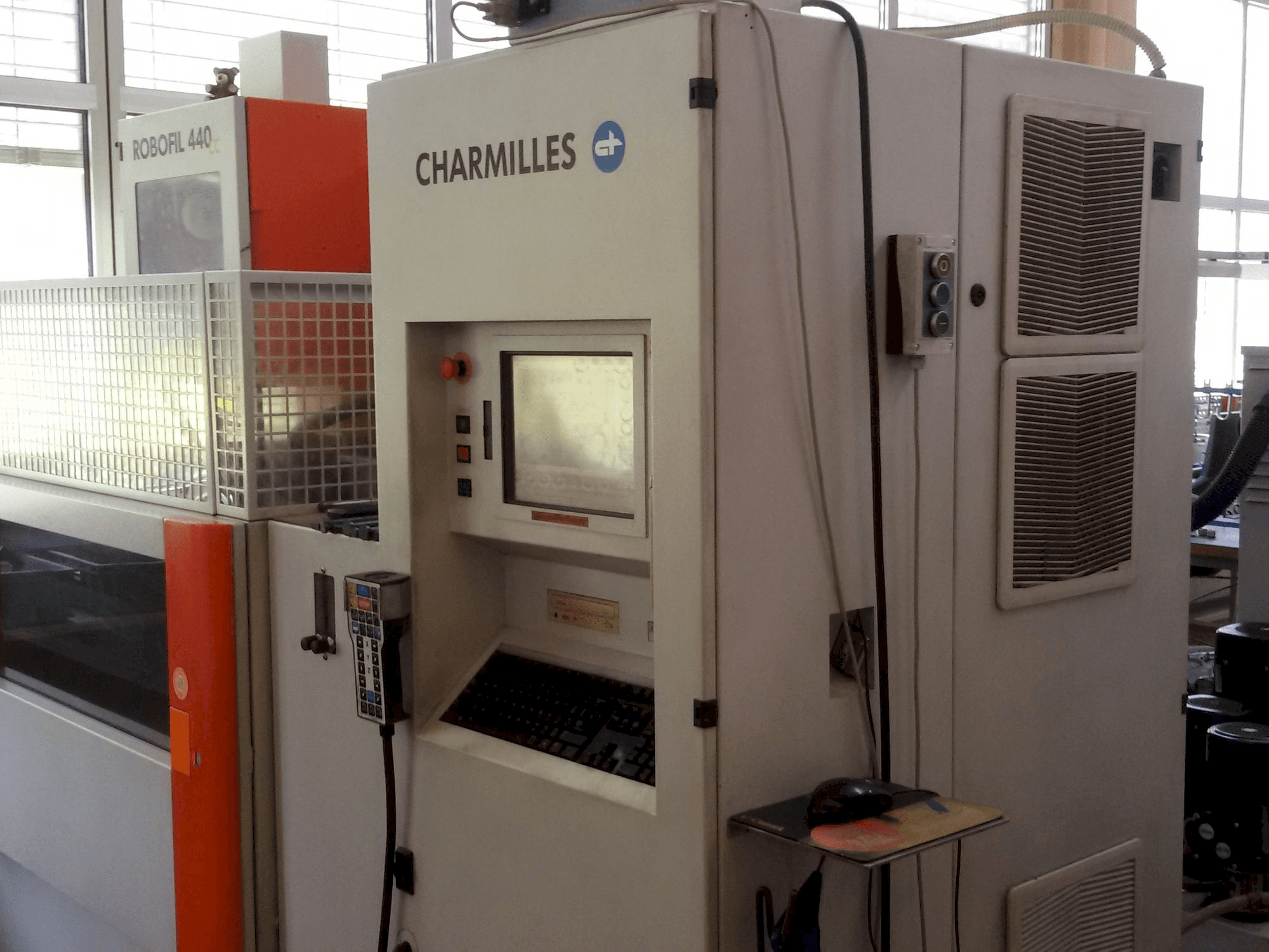 Vista frontal de la máquina CHARMILLES Robofil 440CC
