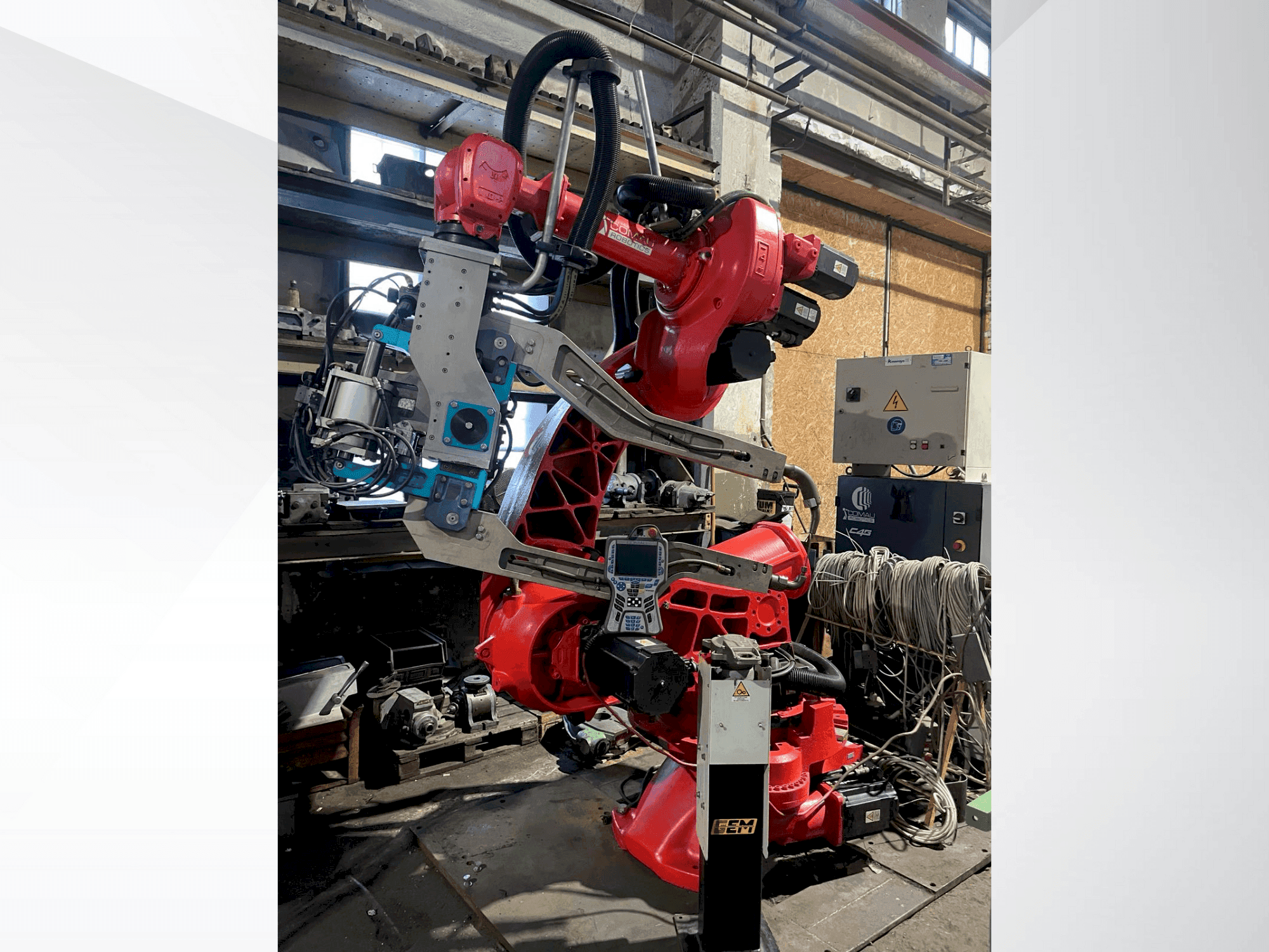 Vista frontal de la máquina COMAU C4G