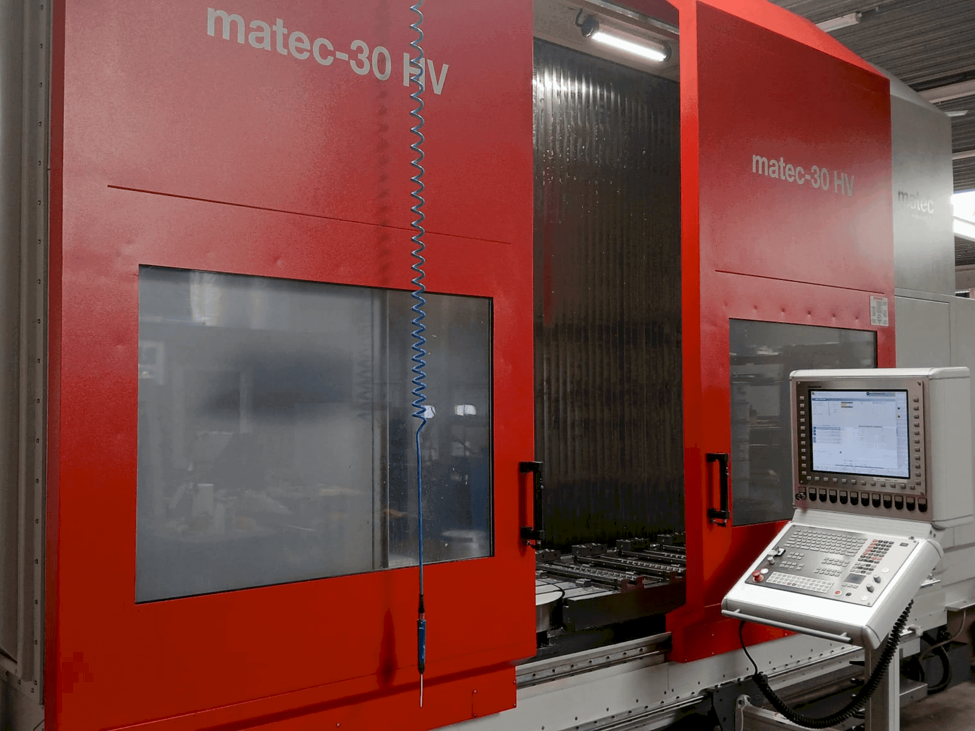 Vista frontal de la máquina Matec 30 HV