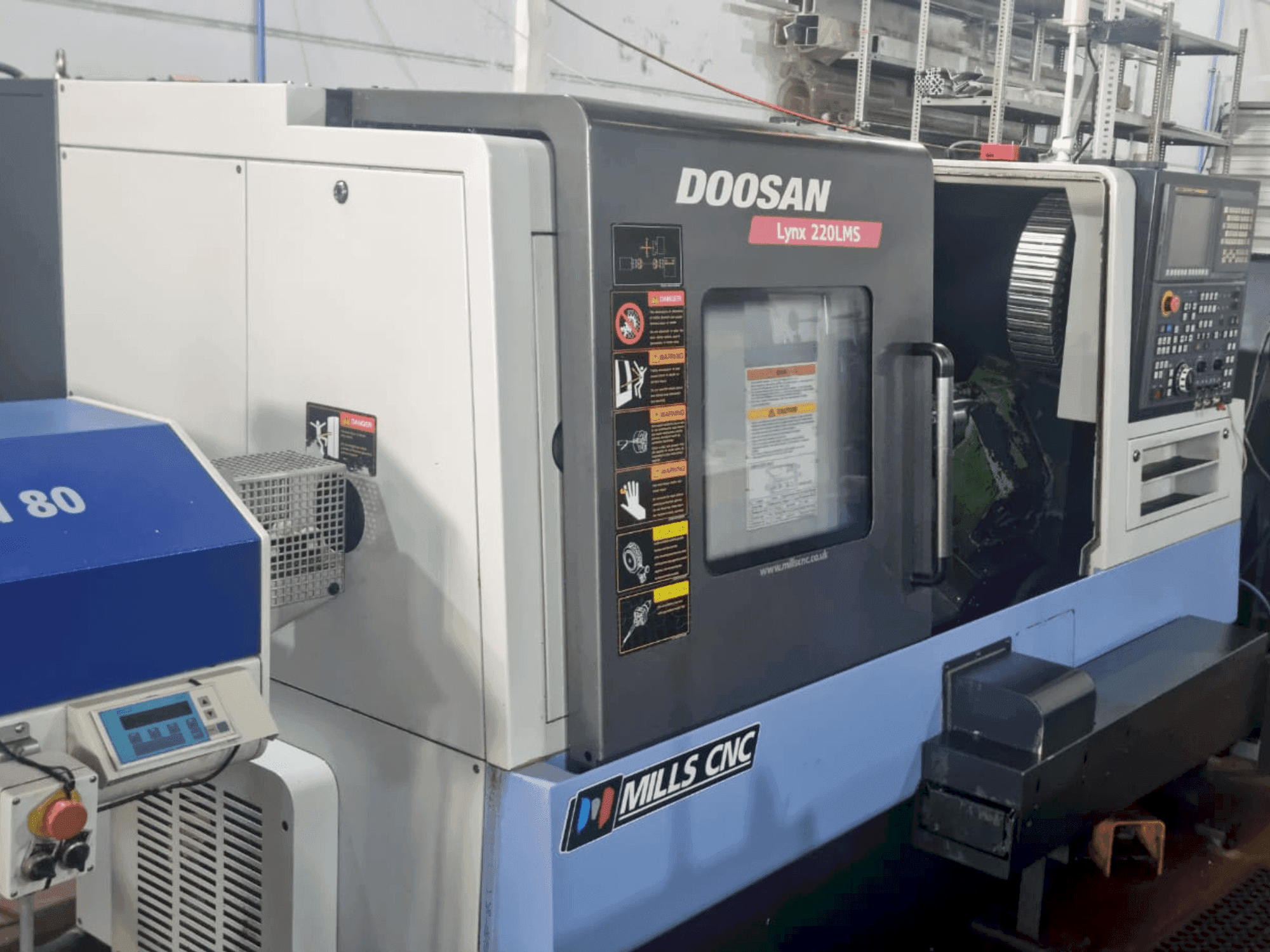 Vista frontal de la máquina DOOSAN Lynx 220 LMSA