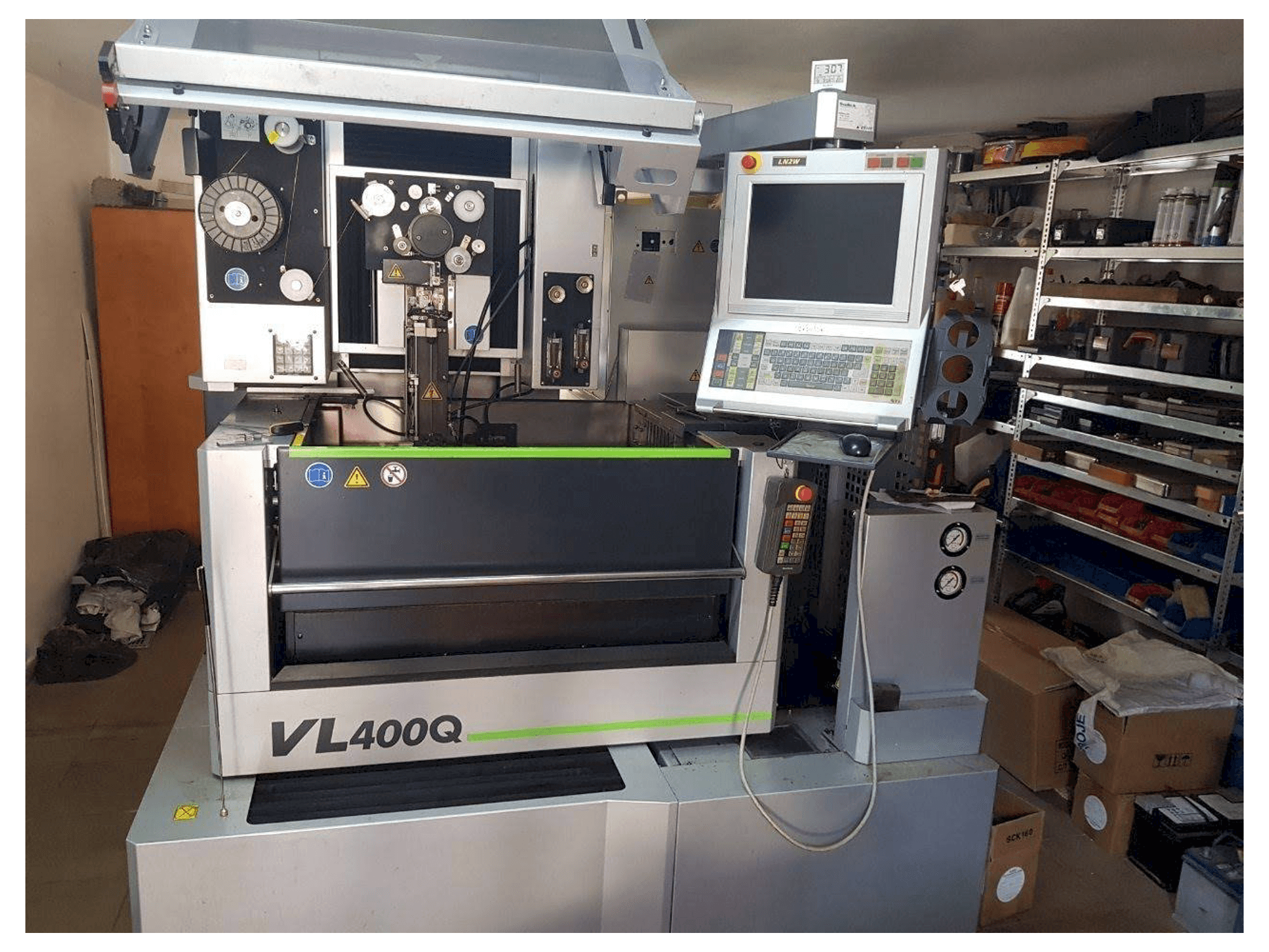 Vista frontal de la máquina Sodick VL 400Q