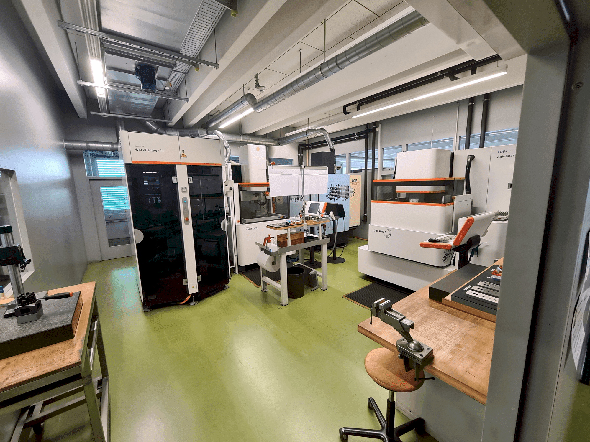 Vista frontal de la máquina AGIE AGIETRON INNOVATION 2