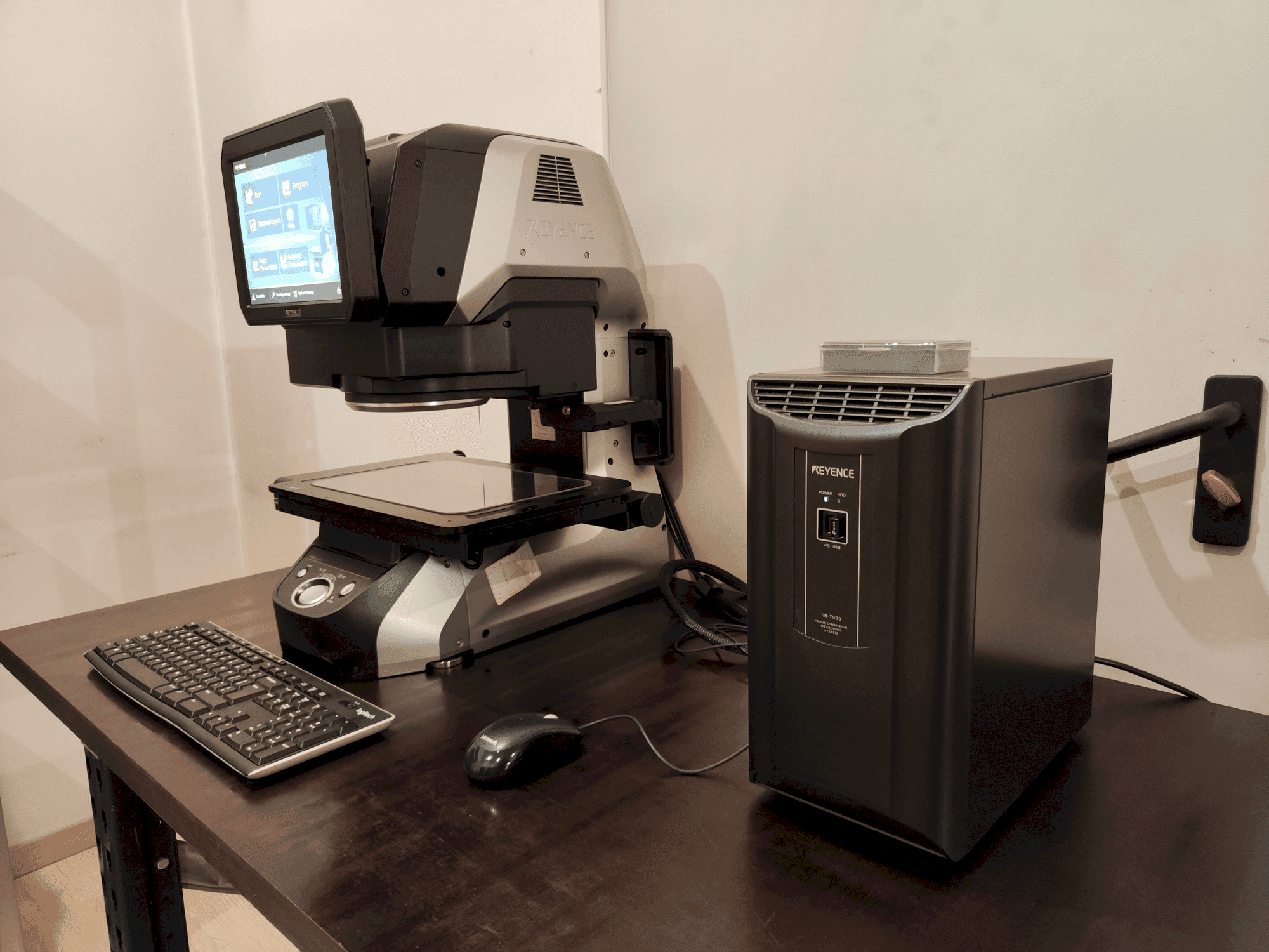 Vista frontal de la máquina KEYENCE IM-7030T