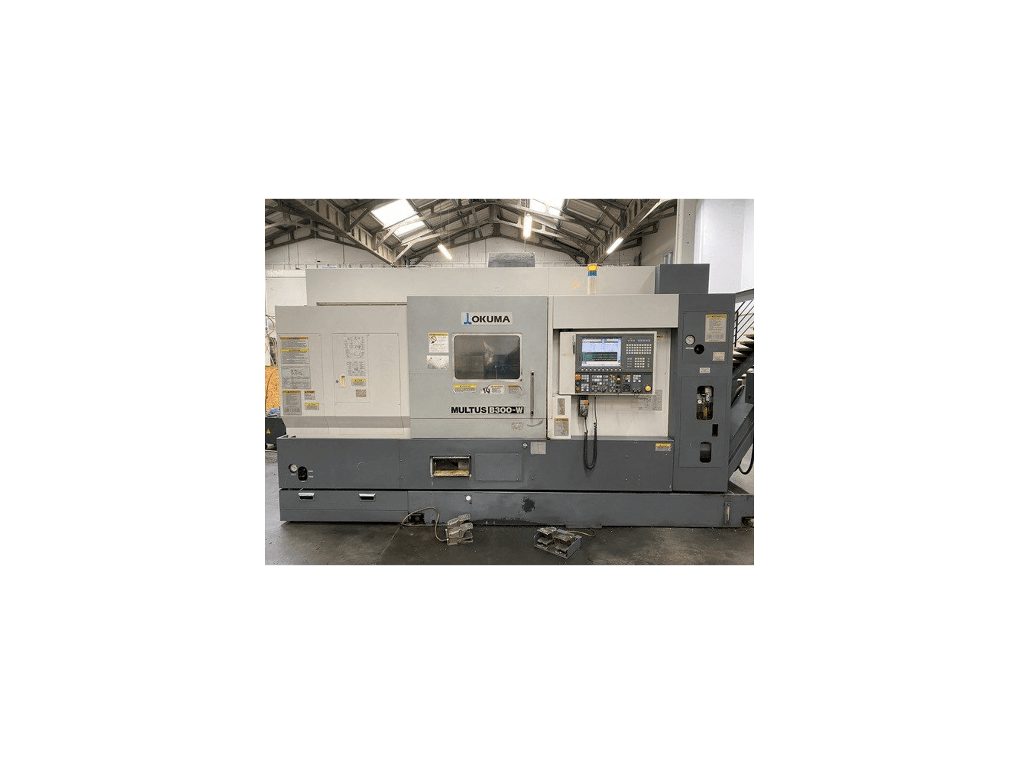 Vista frontal de la máquina Okuma MULTUS B300-W
