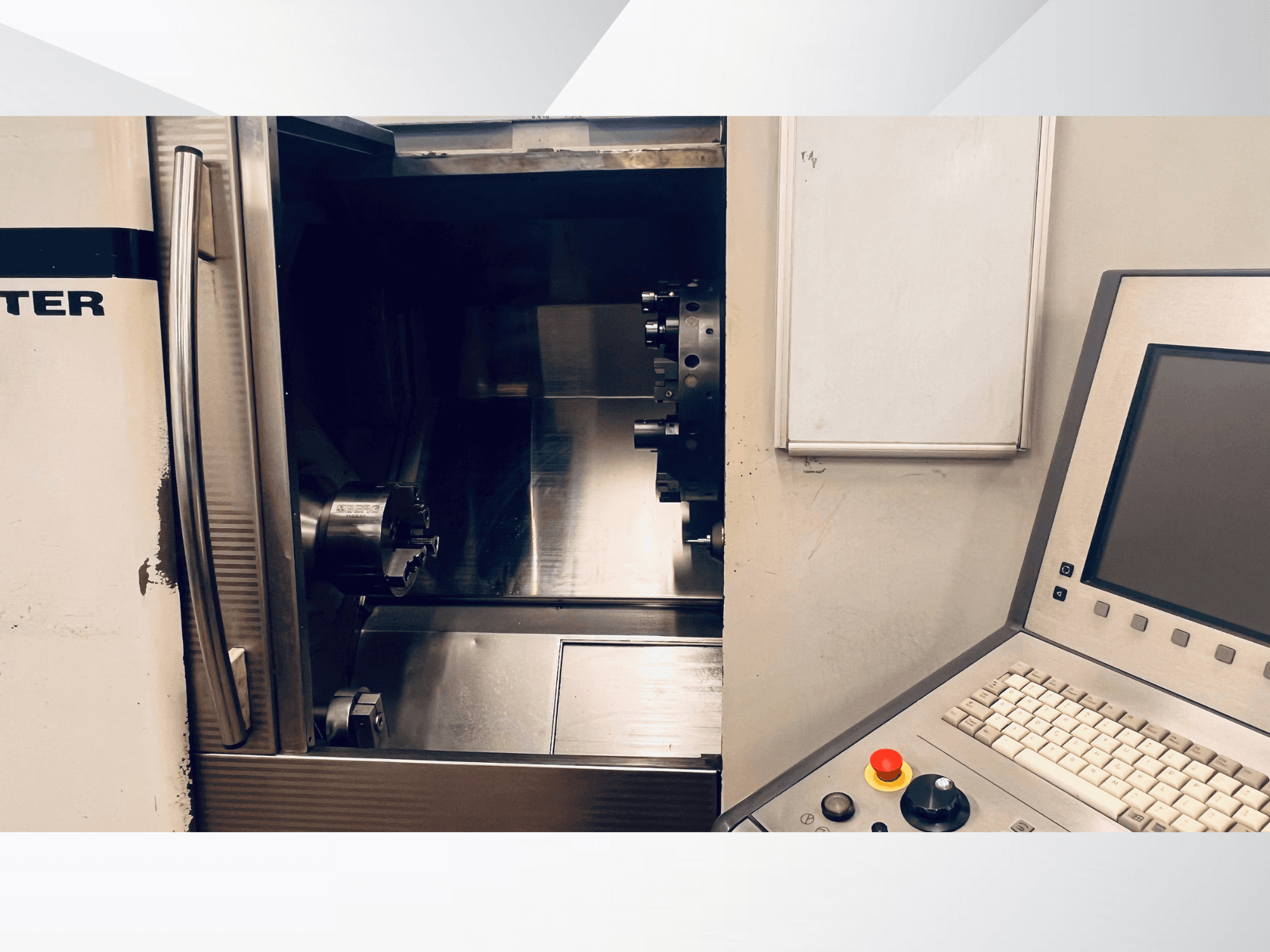 Vista frontal de la máquina CNC que muestra la cámara abierta y el panel de control con teclado y botón de parada de emergencia.