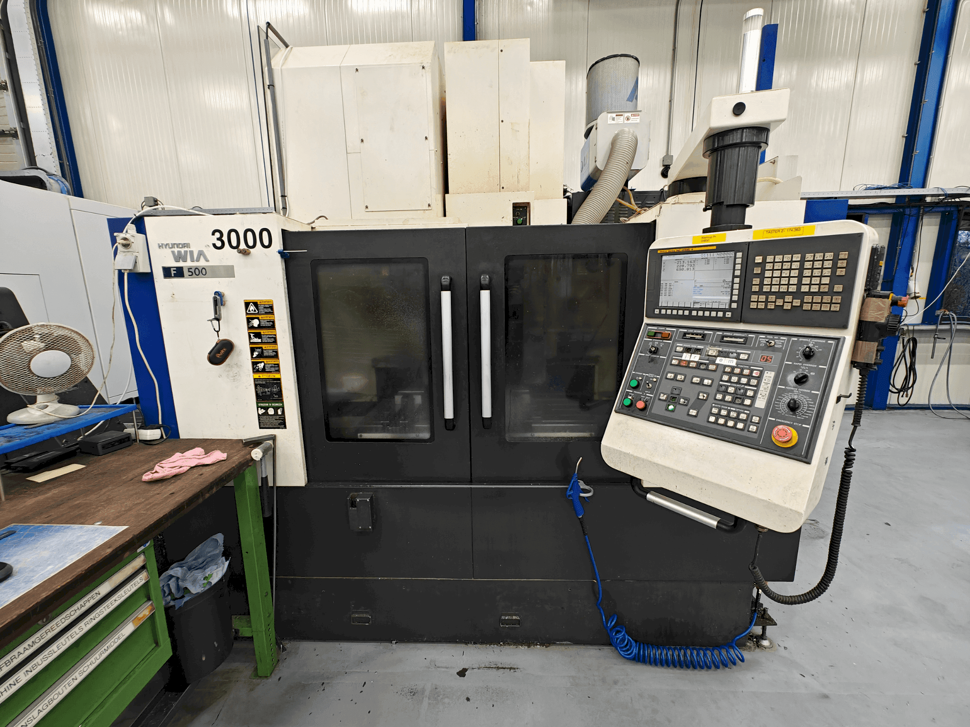 Vista frontal de la máquina Hyundai Wia F500