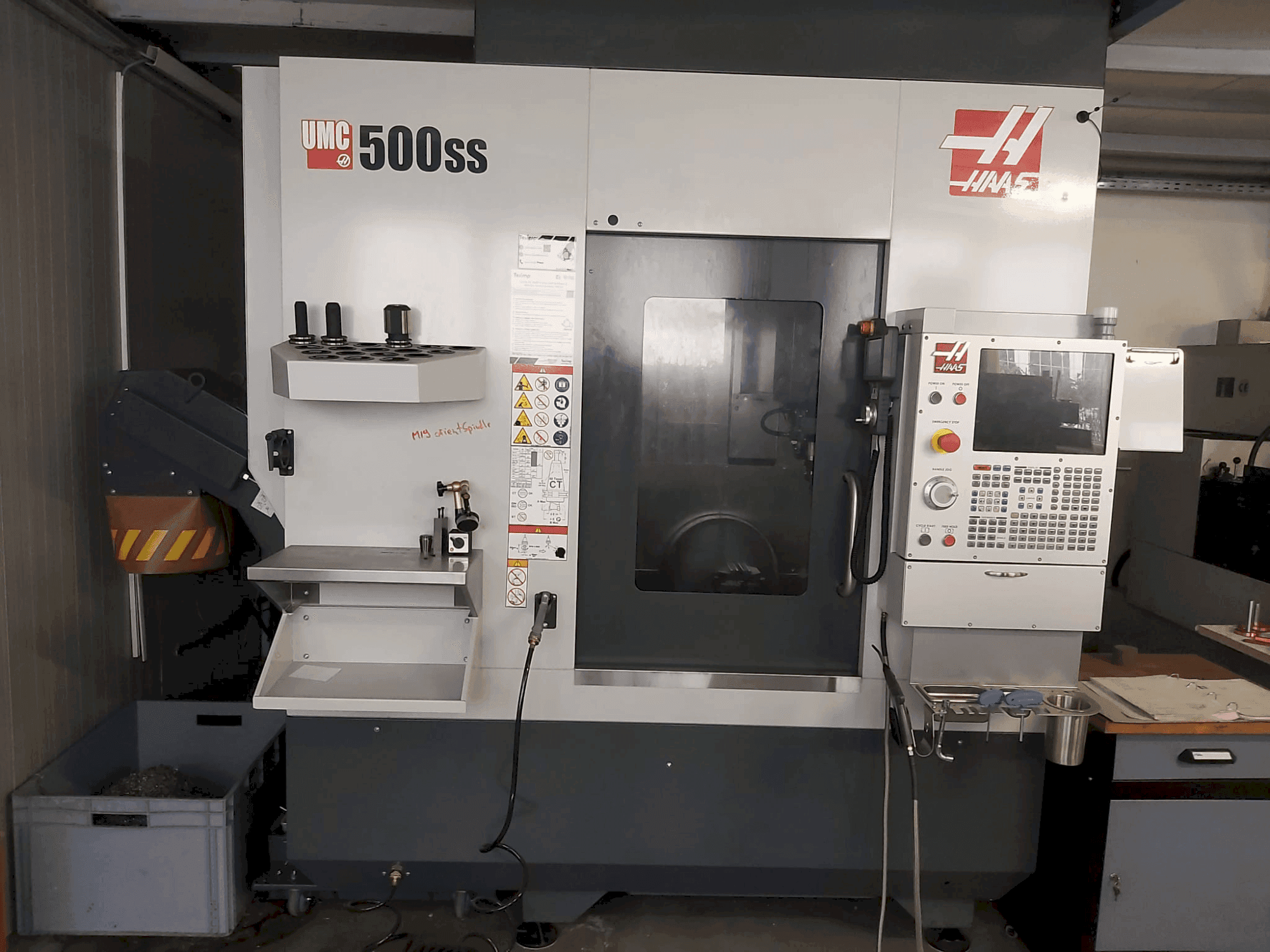 Vista frontal de la máquina HAAS UMC-500SS