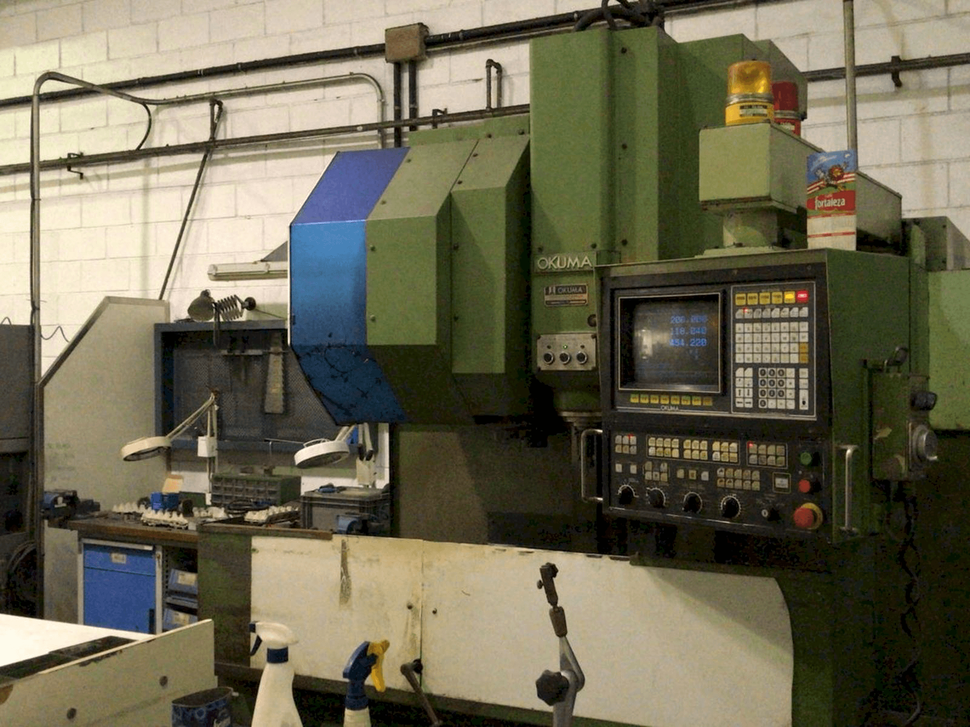 Vista derecha de la máquina Okuma MC-4VA