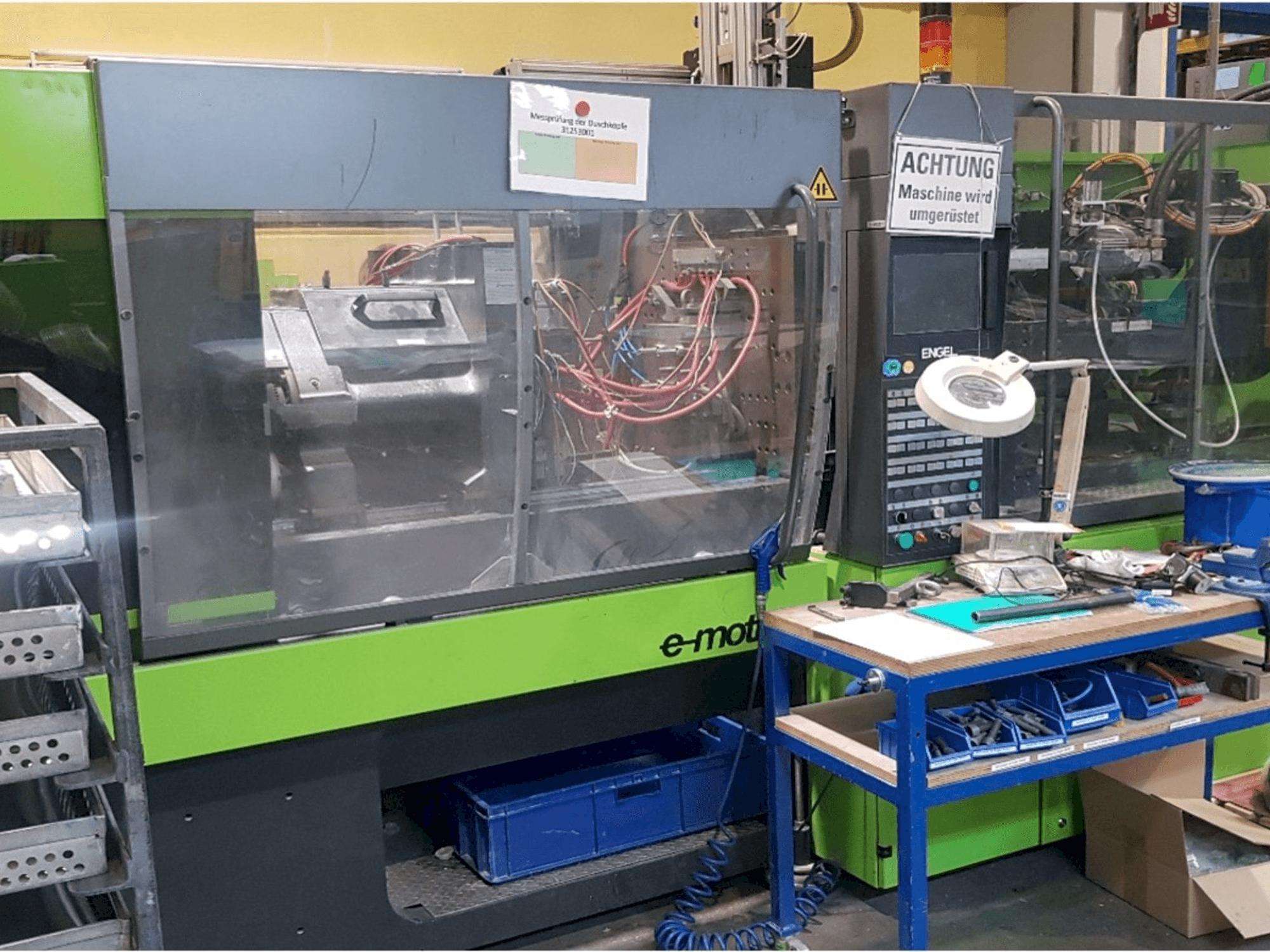 Vista frontal de la máquina ENGEL e-motion 200/100