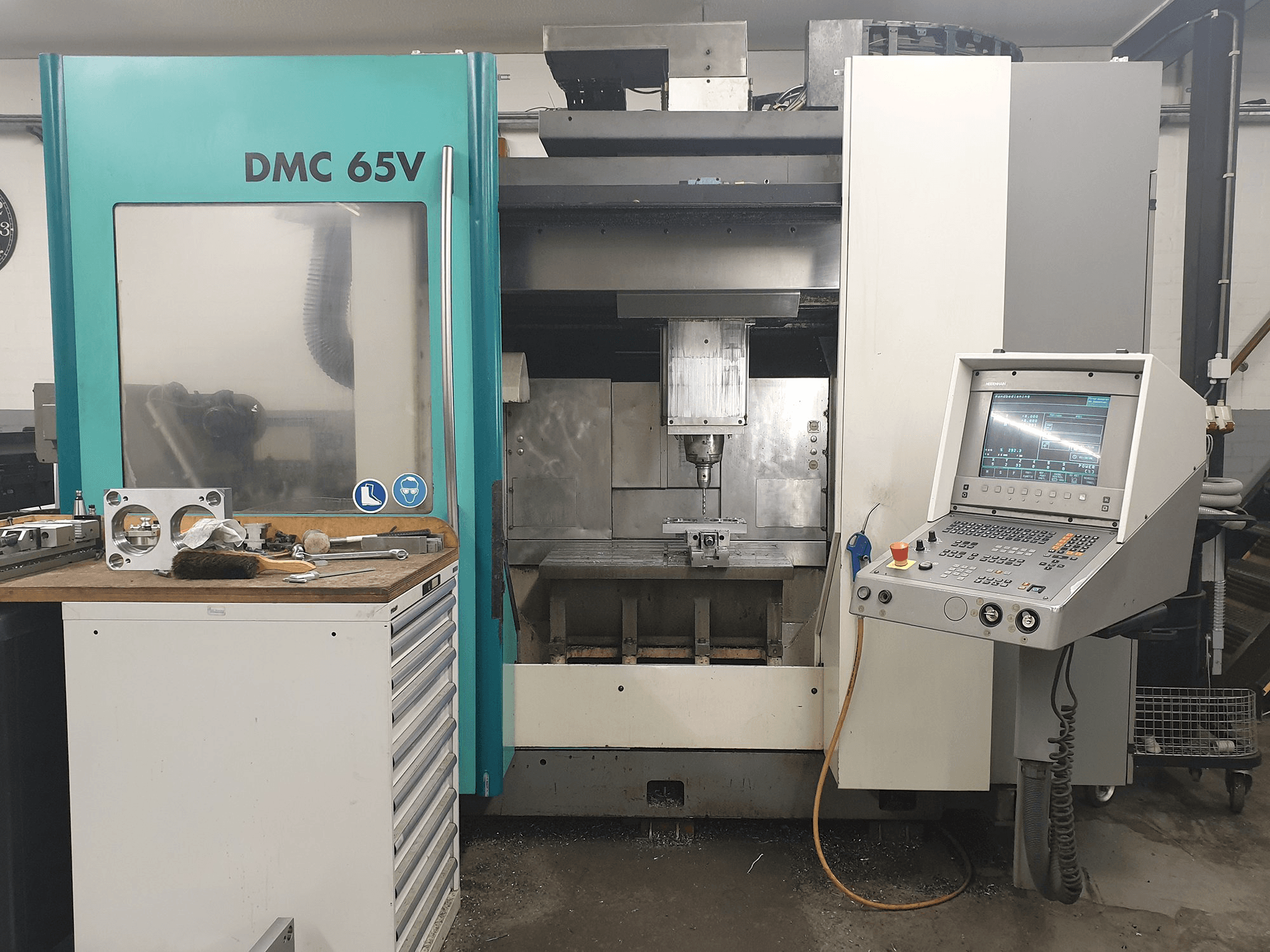 Vista frontal de la máquina DECKEL MAHO DMC 65V