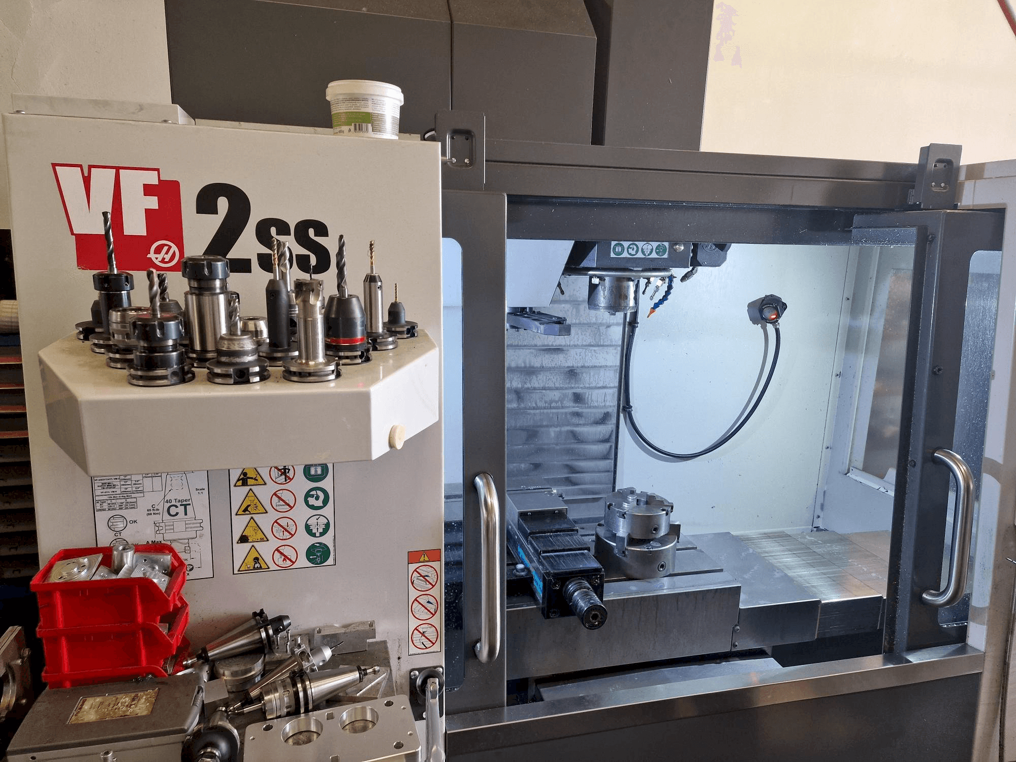 Vista frontal de la máquina HAAS VF-2SS