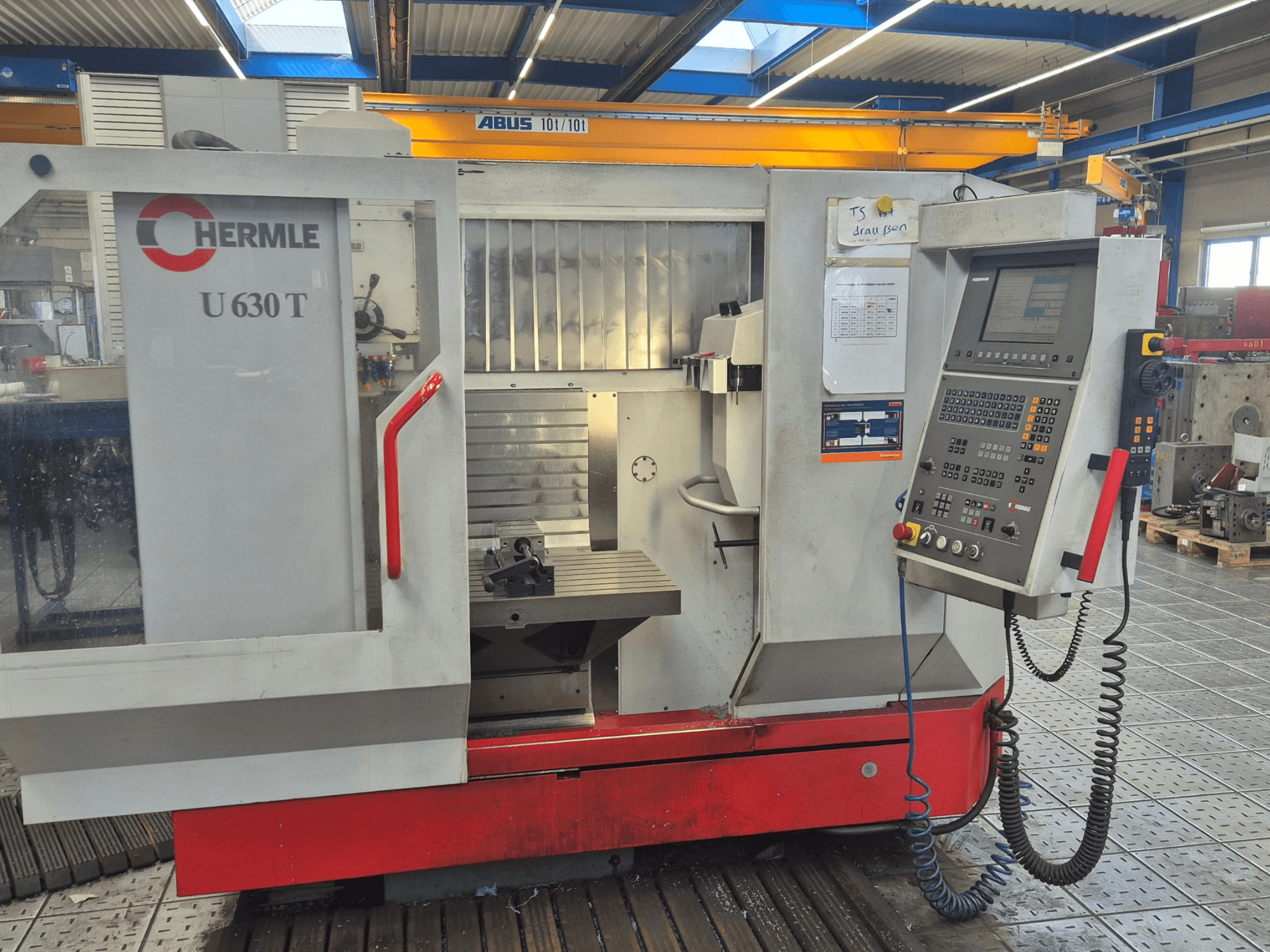 Centro de mecanizado vertical HERMLE U 630 T en vista frontal, con panel de control, mesa de trabajo y resguardo de seguridad.