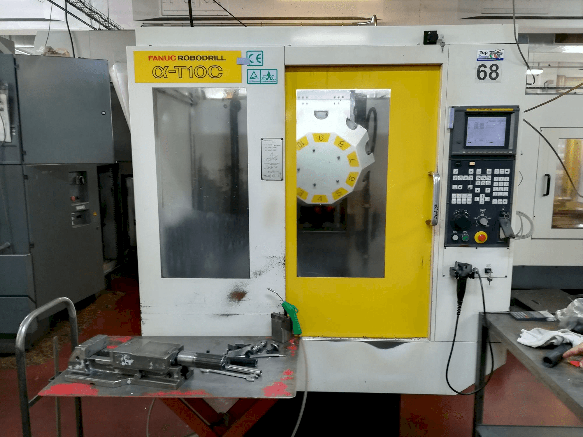 Vista frontal de la máquina FANUC Robodrill alpha-T 10 C
