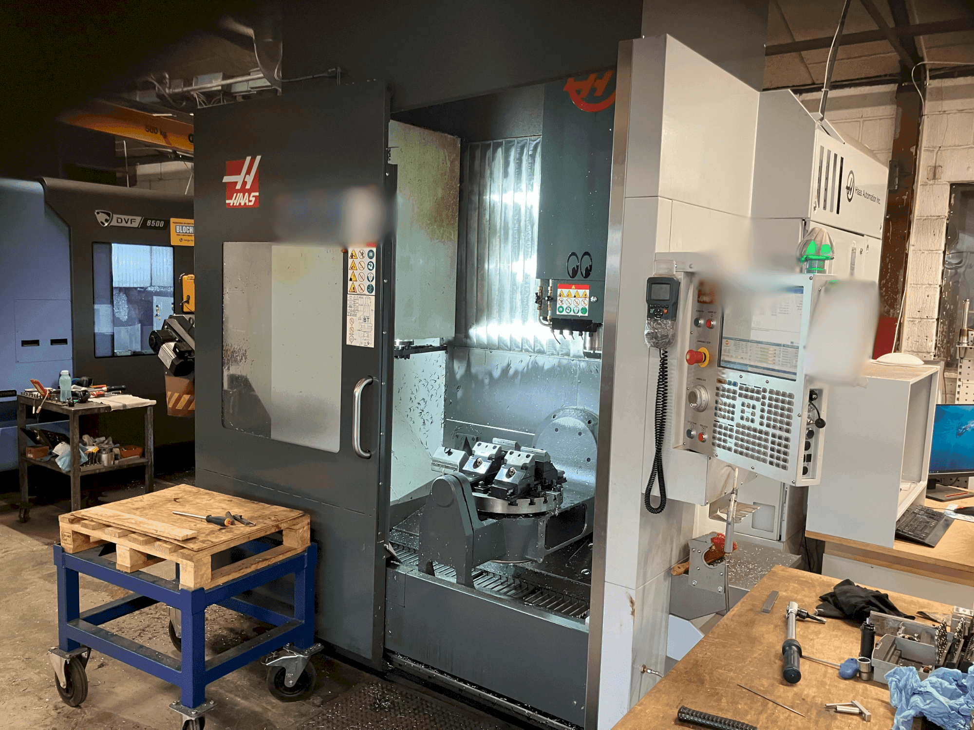 Vista frontal de la máquina HAAS UMC-750